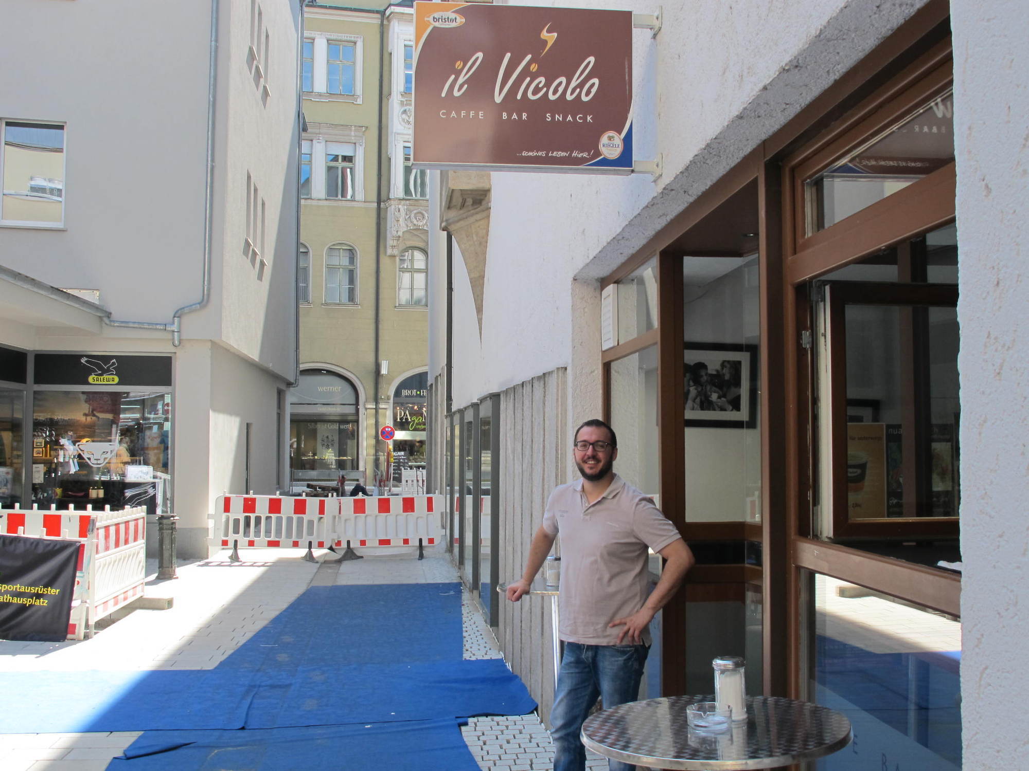 Michele Agus vermisst im Café Il Vicolo im Augsburger Mettlochgässchen die Durchlauf-Kundschaft, Foto: B4B SCHWABEN