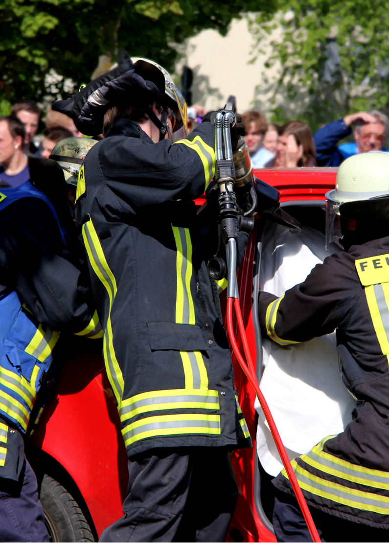 Die Freiwillige Feuerwehr zerlegt ein nagelneues BMW Übungsfahrzeug vom Autohaus Drexl+Ziegler, Foto: Drexl+Ziegler
