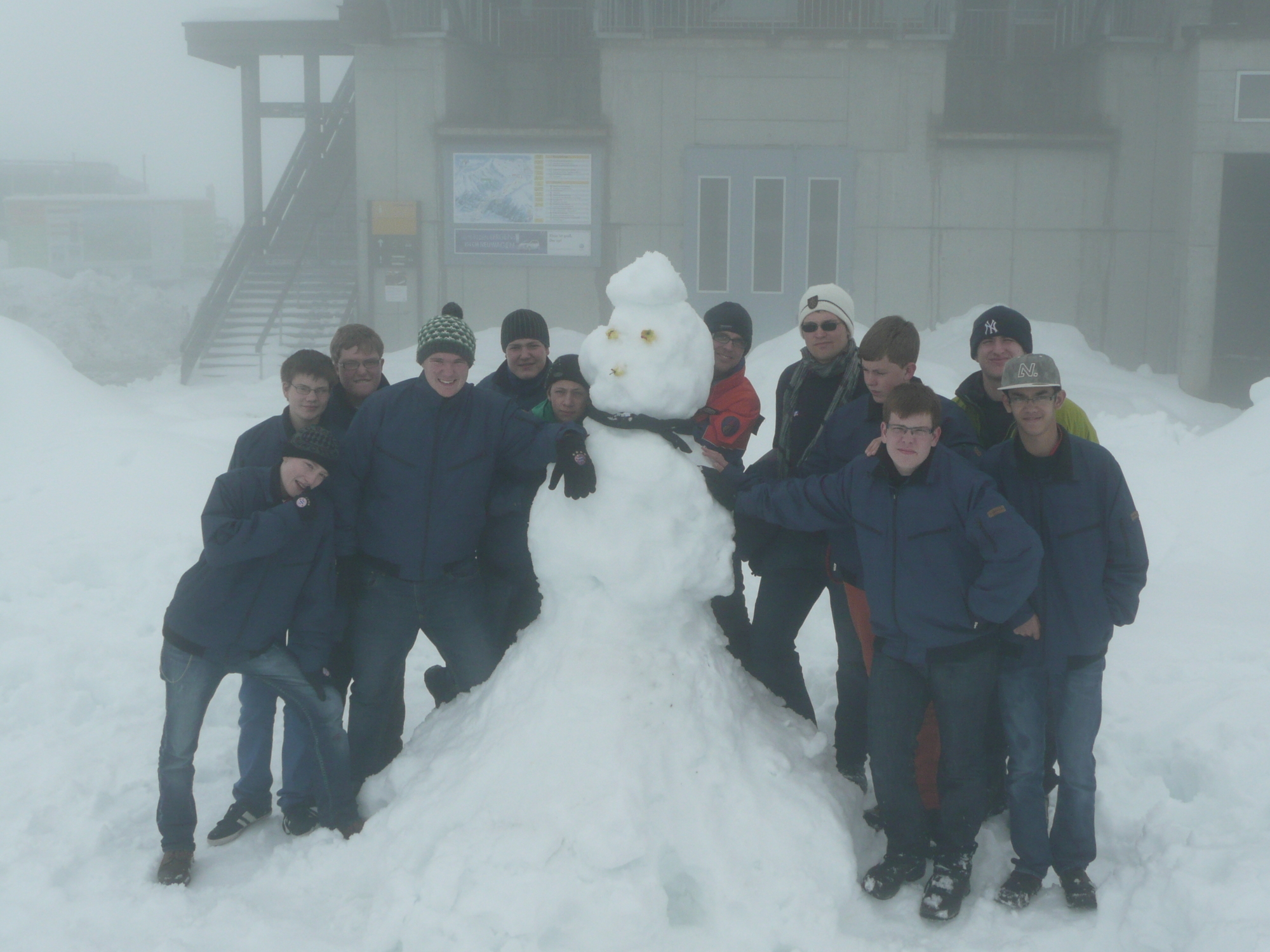 Die Gruppe aus Mering machten das beste aus der Schneepracht, Foto: Jugendfeuerwehr Aichach-Friedberg