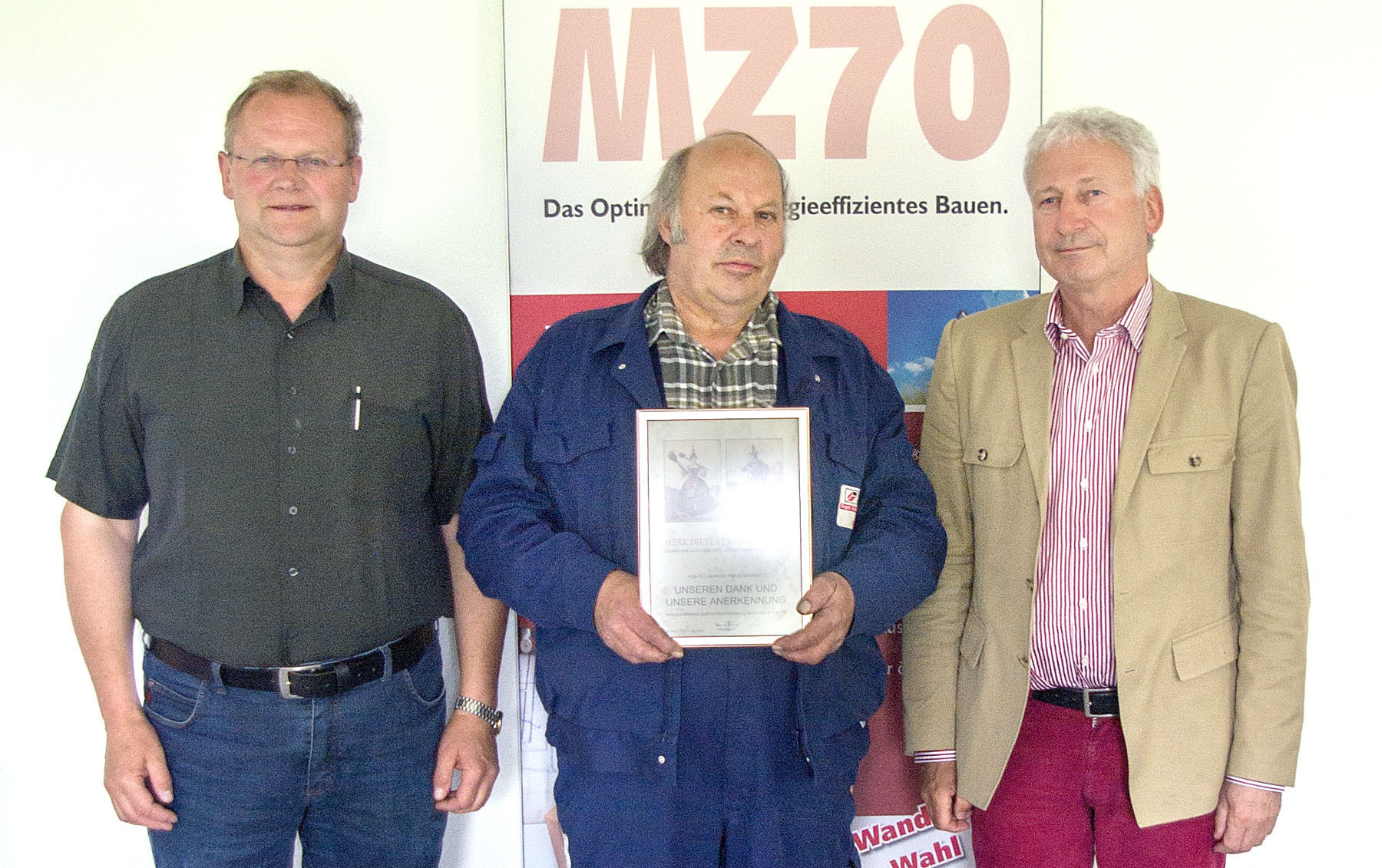40 Jahre ist Dieter Freithofnigg (Mitte) dem Ziegelwerk Klosterbeuren treu. Foto: Ziegelwerk Klosterbeuren