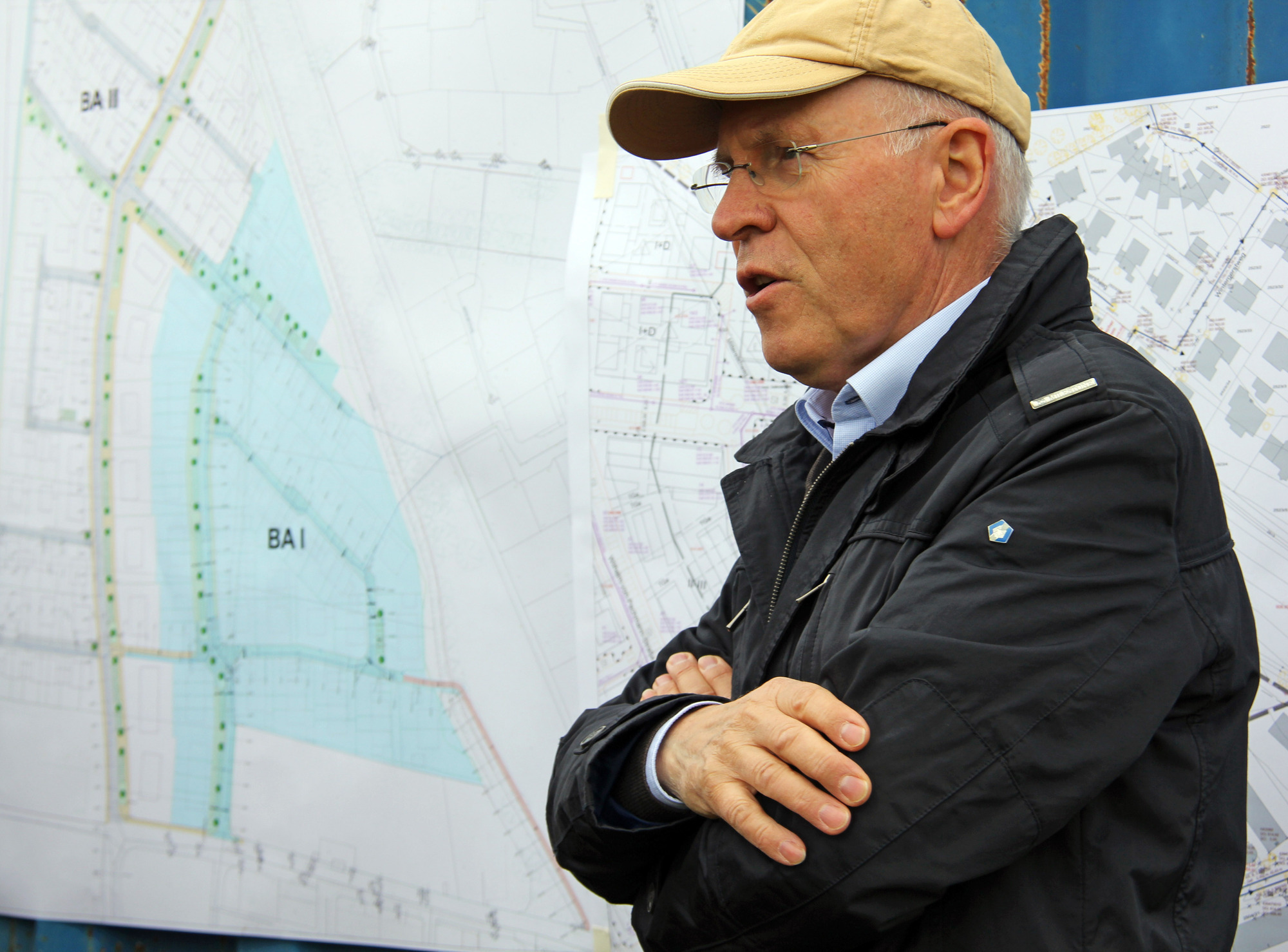 Tiefbauamtsleiter Ingo Mnich erklärt die Erschließung des neuen Baugebiets. Foto: Häfele/Pressestelle Stadt Memmingen