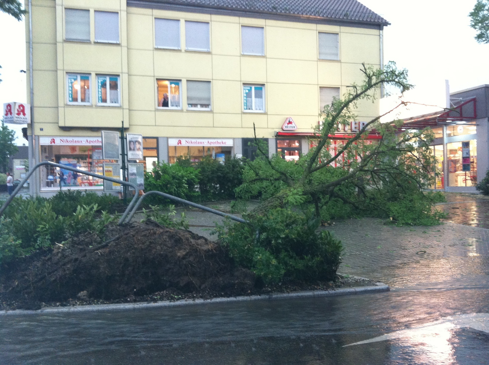 Das Unwetter hinterließ Chaos pur in Augsburg Stadt und Land. Fotos: B4B SCHWABEN