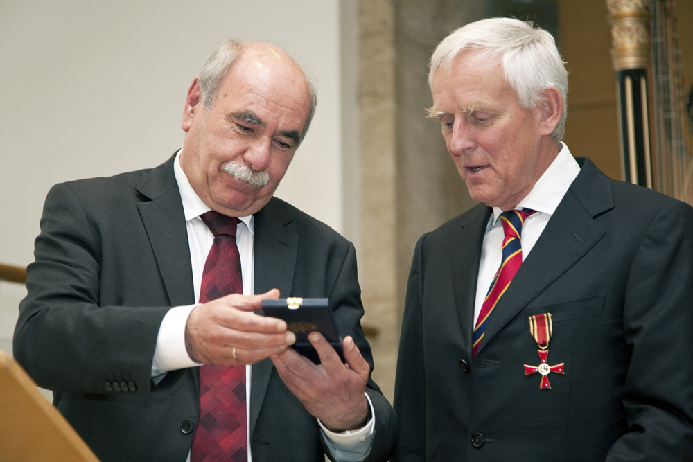 Ulms OB Ivo Gönner übergab das Bundesverdienstkreuz an Professor Dr. Hans-Peter Richter. Bild: Stadtarchiv Ulm