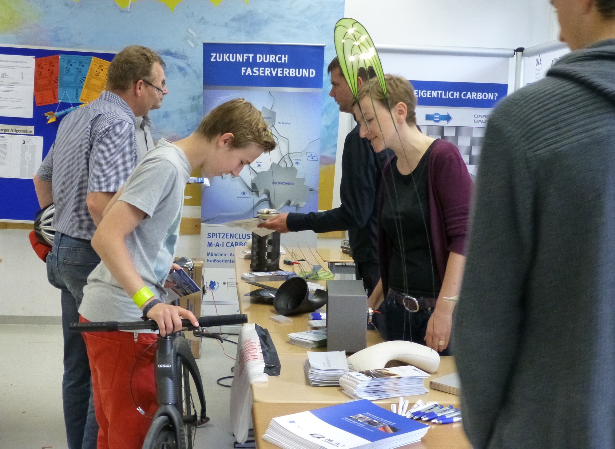 Schüler zeigten großes Interesse am neuen Werkstoff. Das Carbon Fahrrad wiegt ungefähr nur fünf Kilo Foto: Carbon Composites