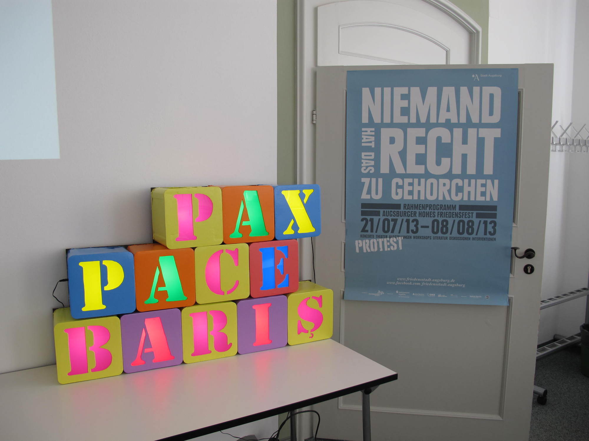 Frieden durch Protest - Die abgebildeten Leuchtbuchstaben werden in Läden in ganz Augsburg verteilt, Foto: B4BSCHWABEN
