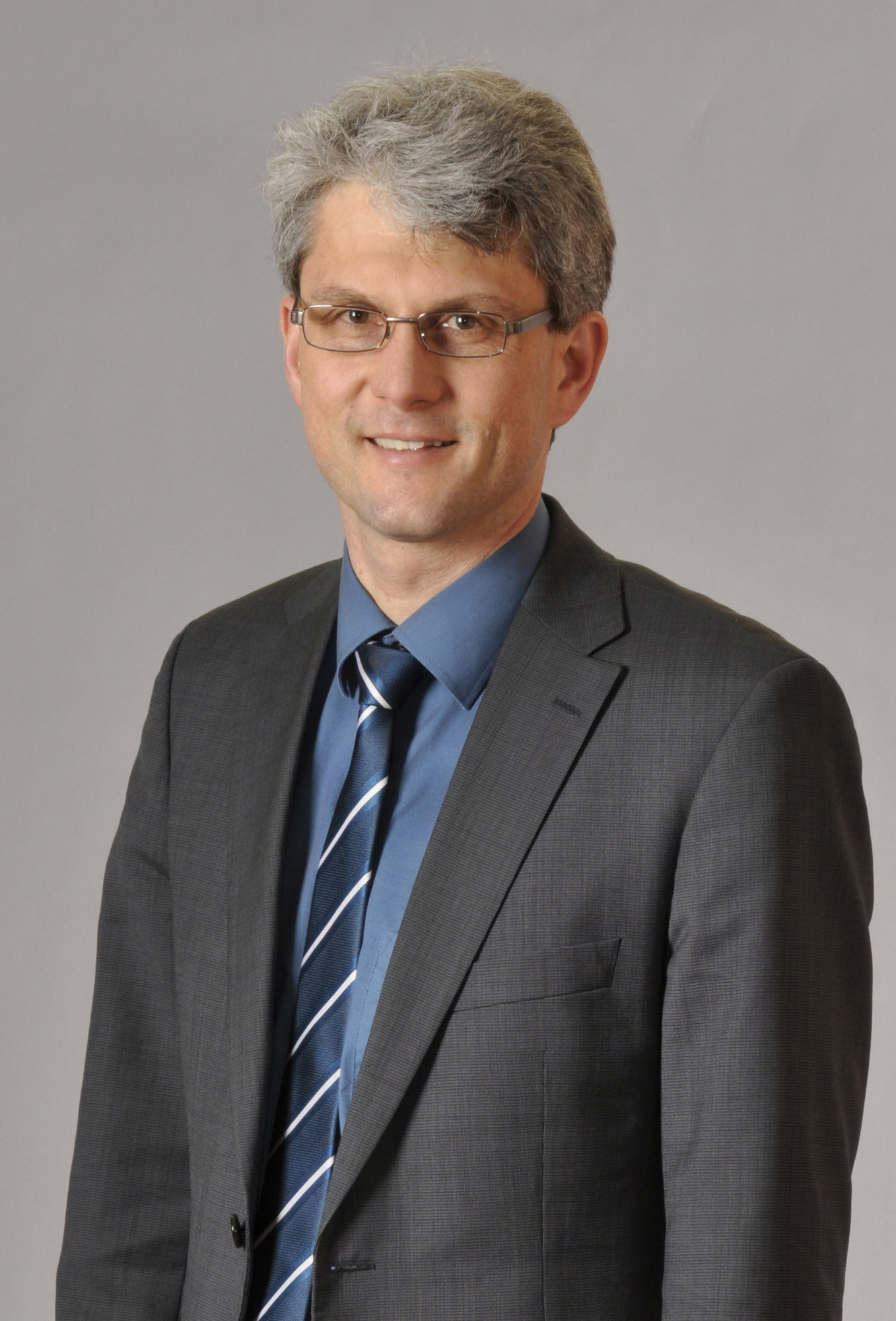 Alfred Heigl, AOK-Direktor in Augsburg, freut sich über die Auszeichnung der AOK Bayern zum TOP-Arbeitgeber, Foto: AOK Bayern