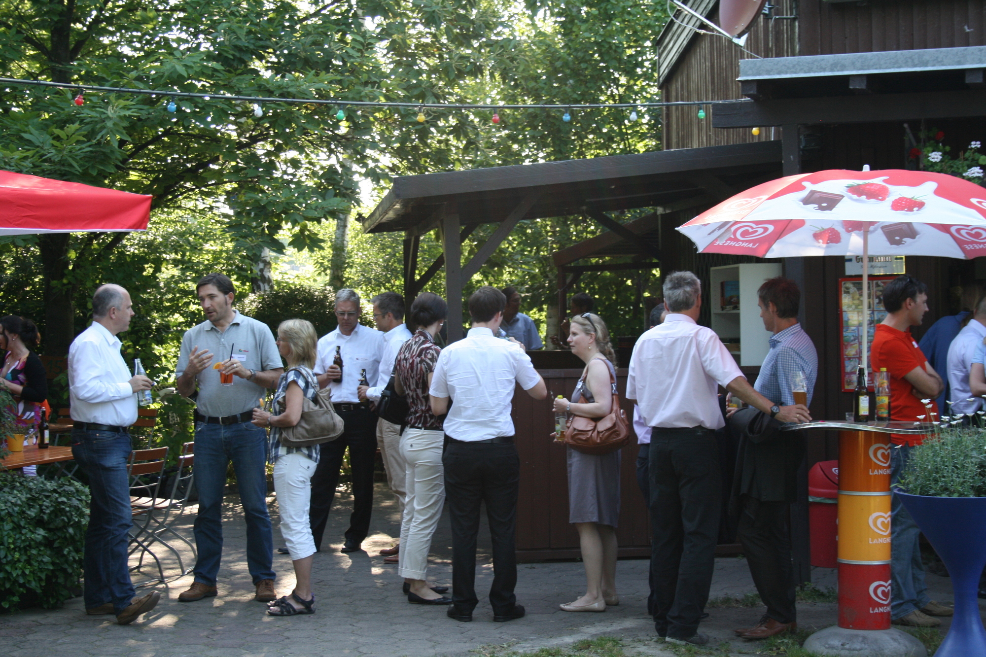 Zwischen Minigolf und Köstlichkeiten vom Grill kam das Netzwerken beim A³ Sommerfest nicht zu kurz. Fotos: B4B SCHWABEN