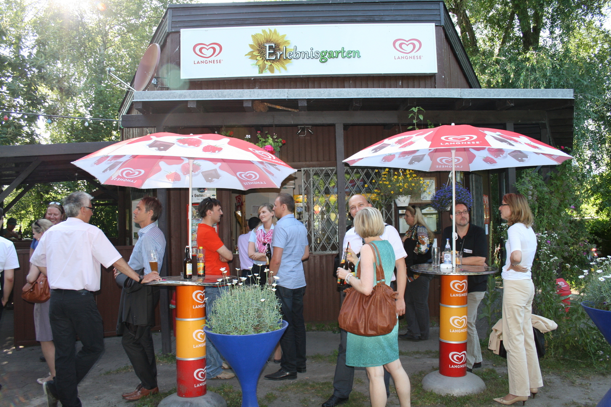 Zwischen Minigolf und Köstlichkeiten vom Grill kam das Netzwerken beim A³ Sommerfest nicht zu kurz. Fotos: B4B SCHWABEN
