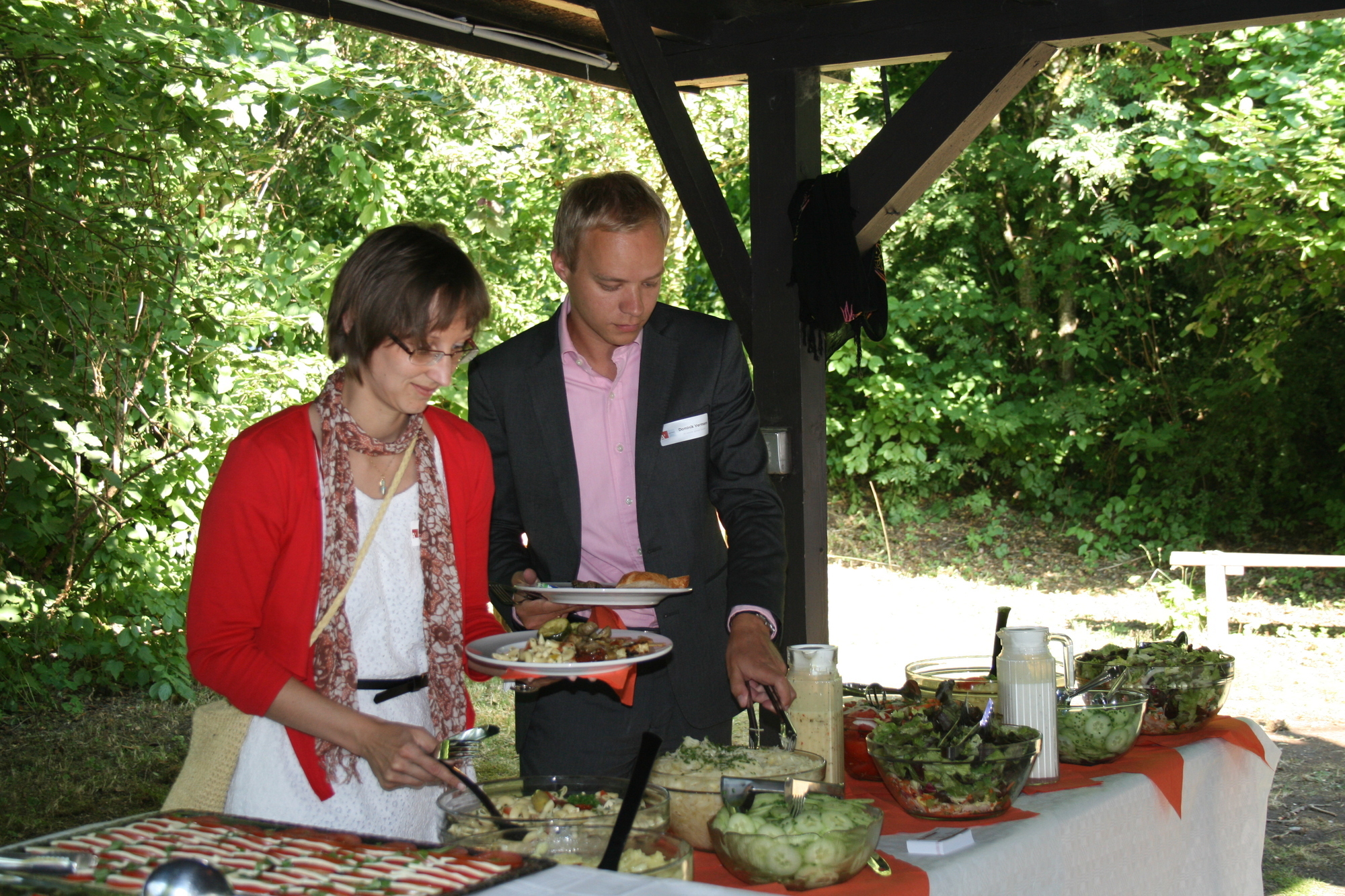 Zwischen Minigolf und Köstlichkeiten vom Grill kam das Netzwerken beim A³ Sommerfest nicht zu kurz. Fotos: B4B SCHWABEN