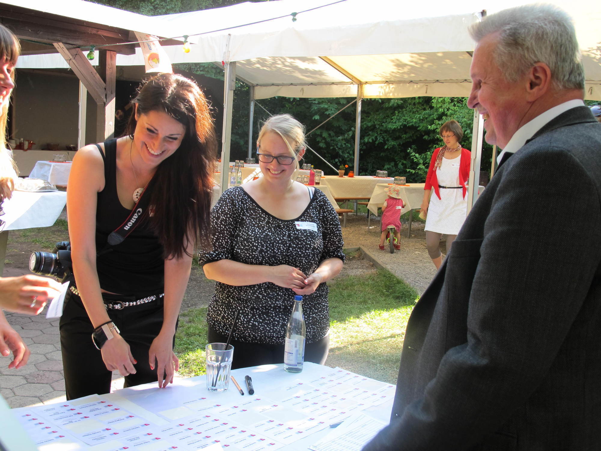Zwischen Minigolf und Köstlichkeiten vom Grill kam das Netzwerken beim A³ Sommerfest nicht zu kurz. Fotos: B4B SCHWABEN