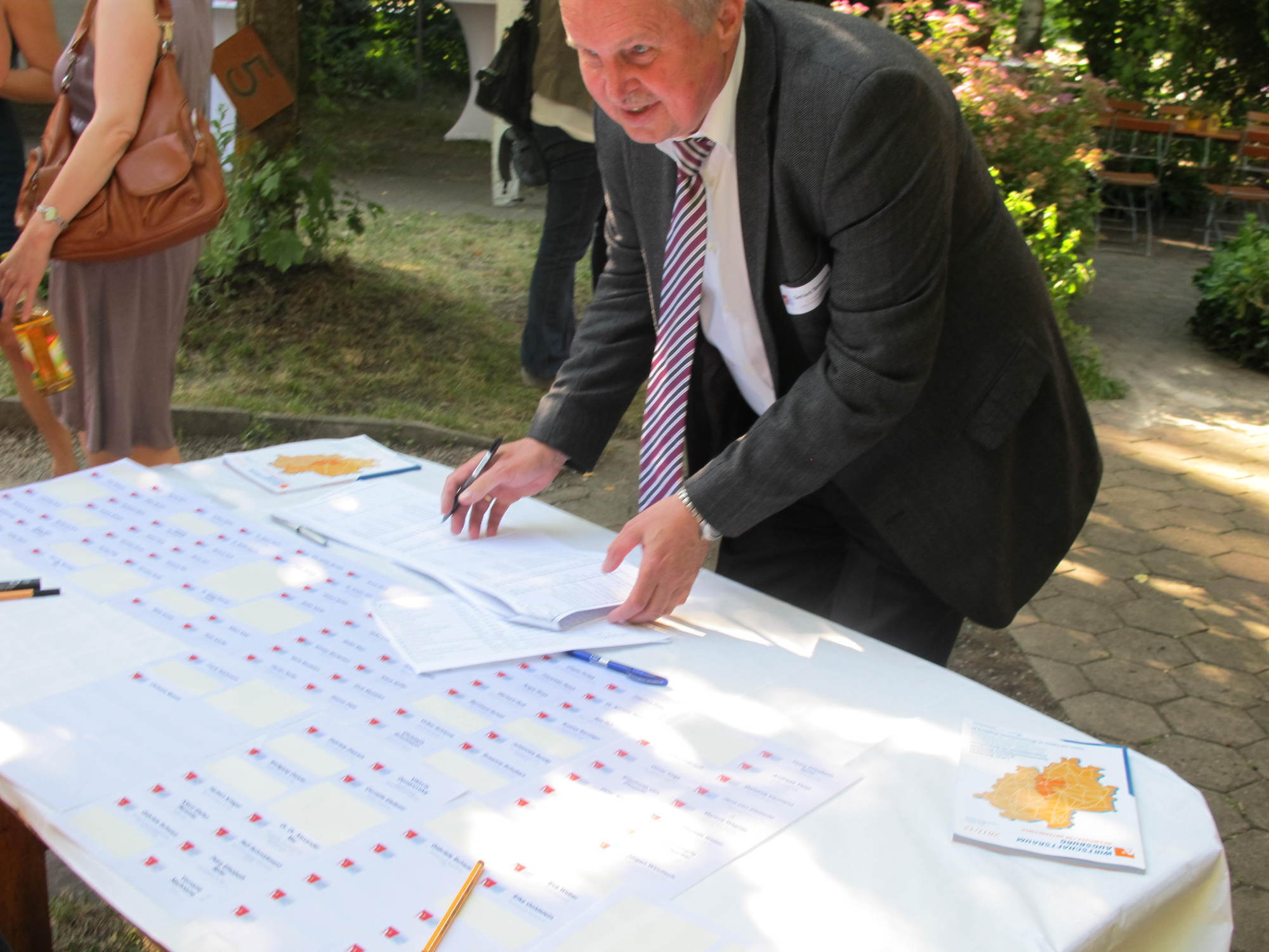 Zwischen Minigolf und Köstlichkeiten vom Grill kam das Netzwerken beim A³ Sommerfest nicht zu kurz. Fotos: B4B SCHWABEN