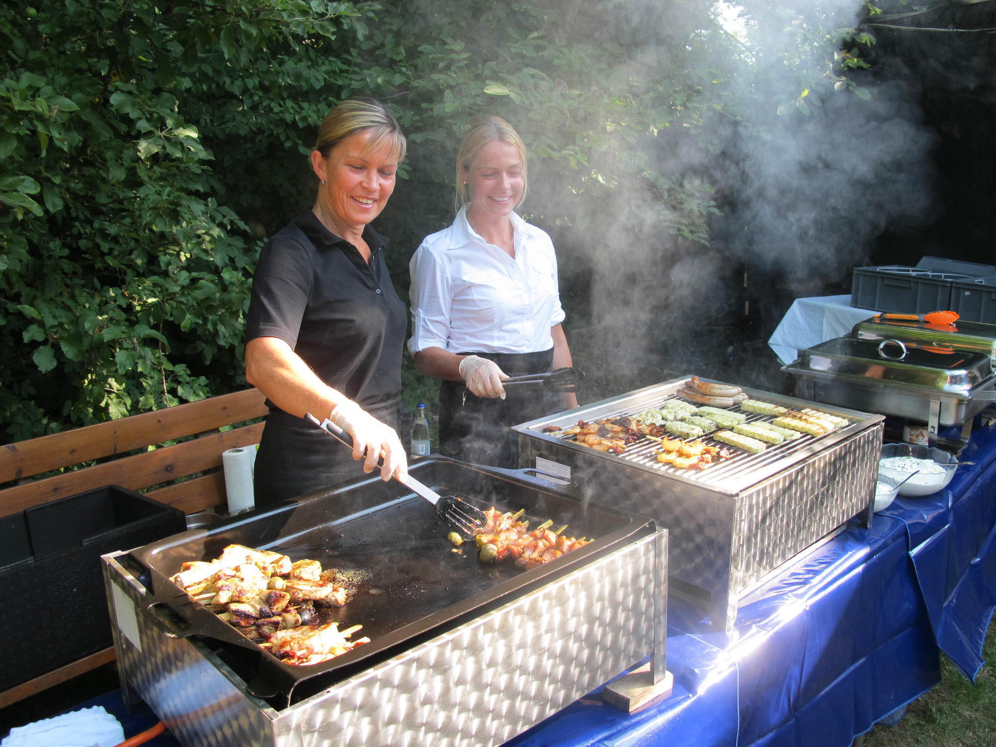 Zwischen Minigolf und Köstlichkeiten vom Grill kam das Netzwerken beim A³ Sommerfest nicht zu kurz. Fotos: B4B SCHWABEN