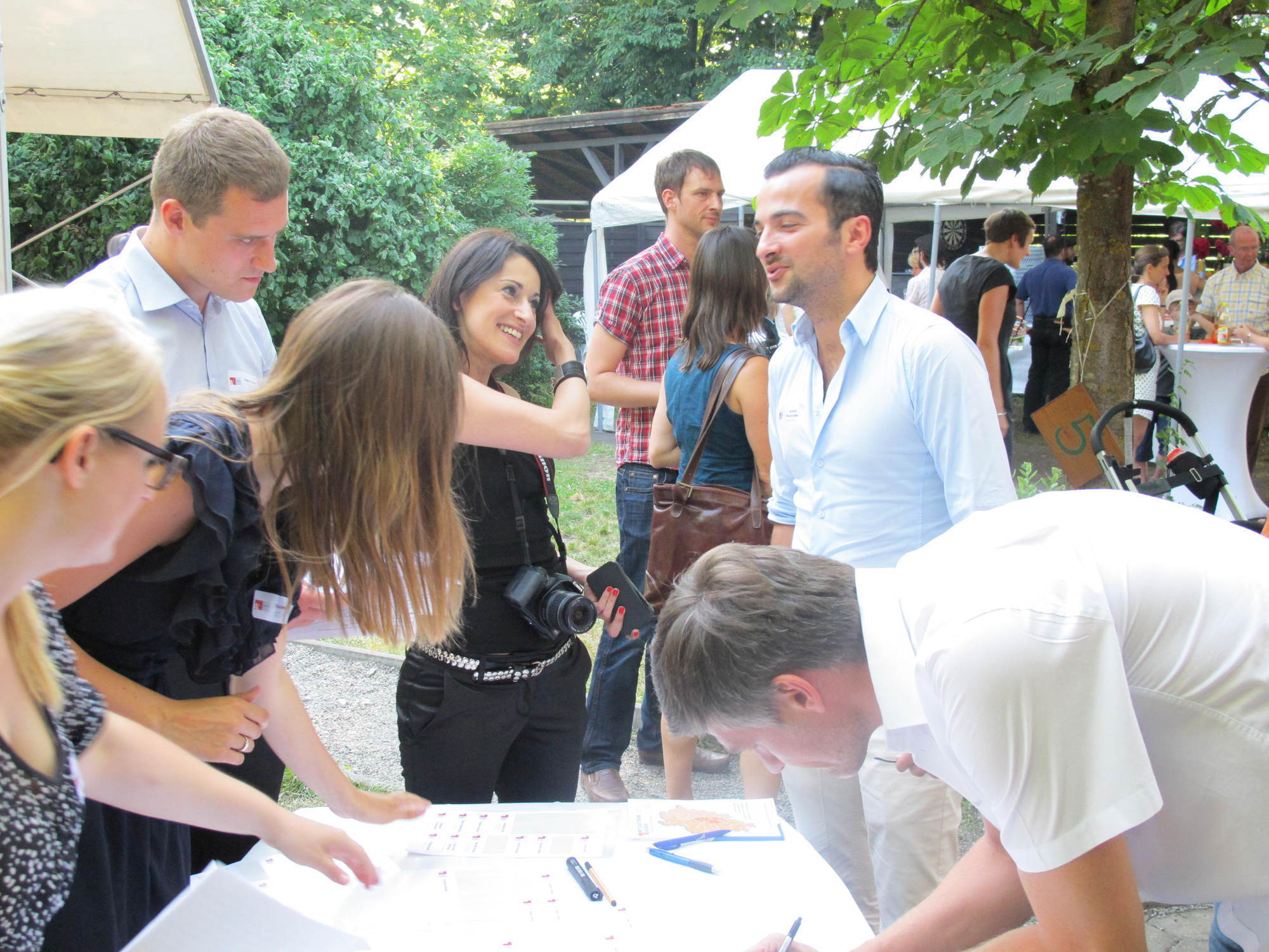 Zwischen Minigolf und Köstlichkeiten vom Grill kam das Netzwerken beim A³ Sommerfest nicht zu kurz. Fotos: B4B SCHWABEN