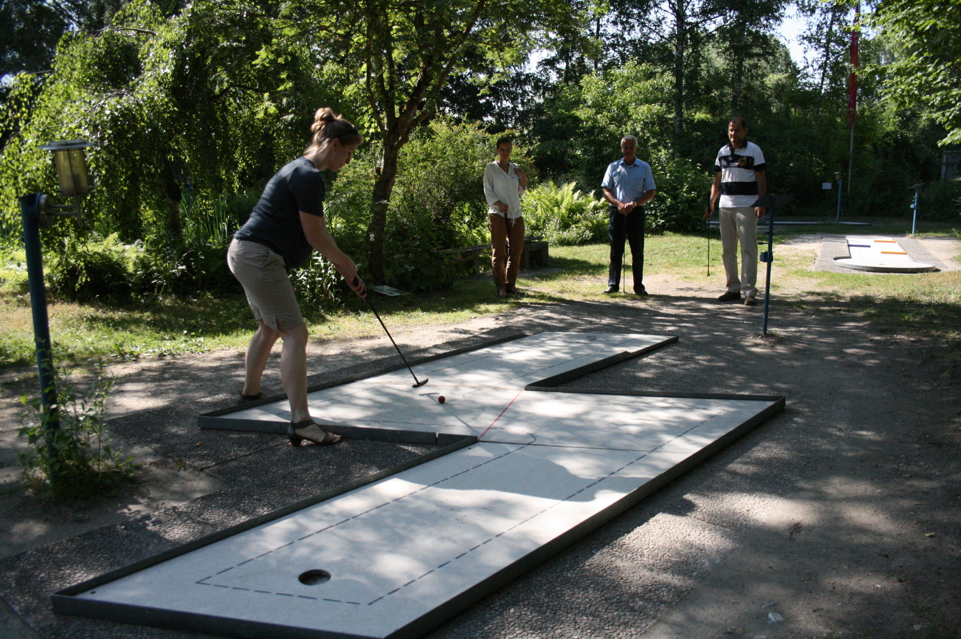 Zwischen Minigolf und Köstlichkeiten vom Grill kam das Netzwerken beim A³ Sommerfest nicht zu kurz. Fotos: B4B SCHWABEN