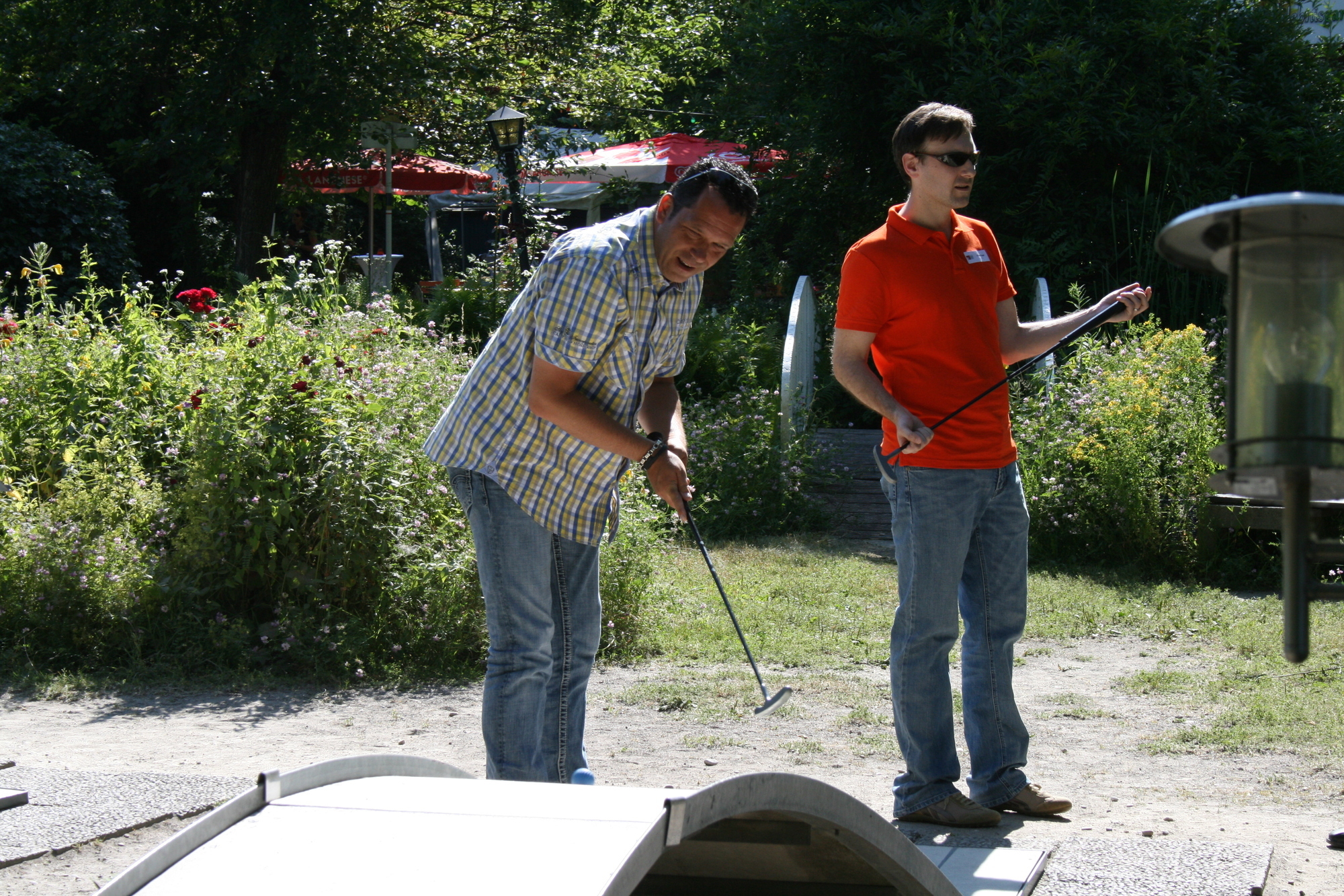 Zwischen Minigolf und Köstlichkeiten vom Grill kam das Netzwerken beim A³ Sommerfest nicht zu kurz. Fotos: B4B SCHWABEN