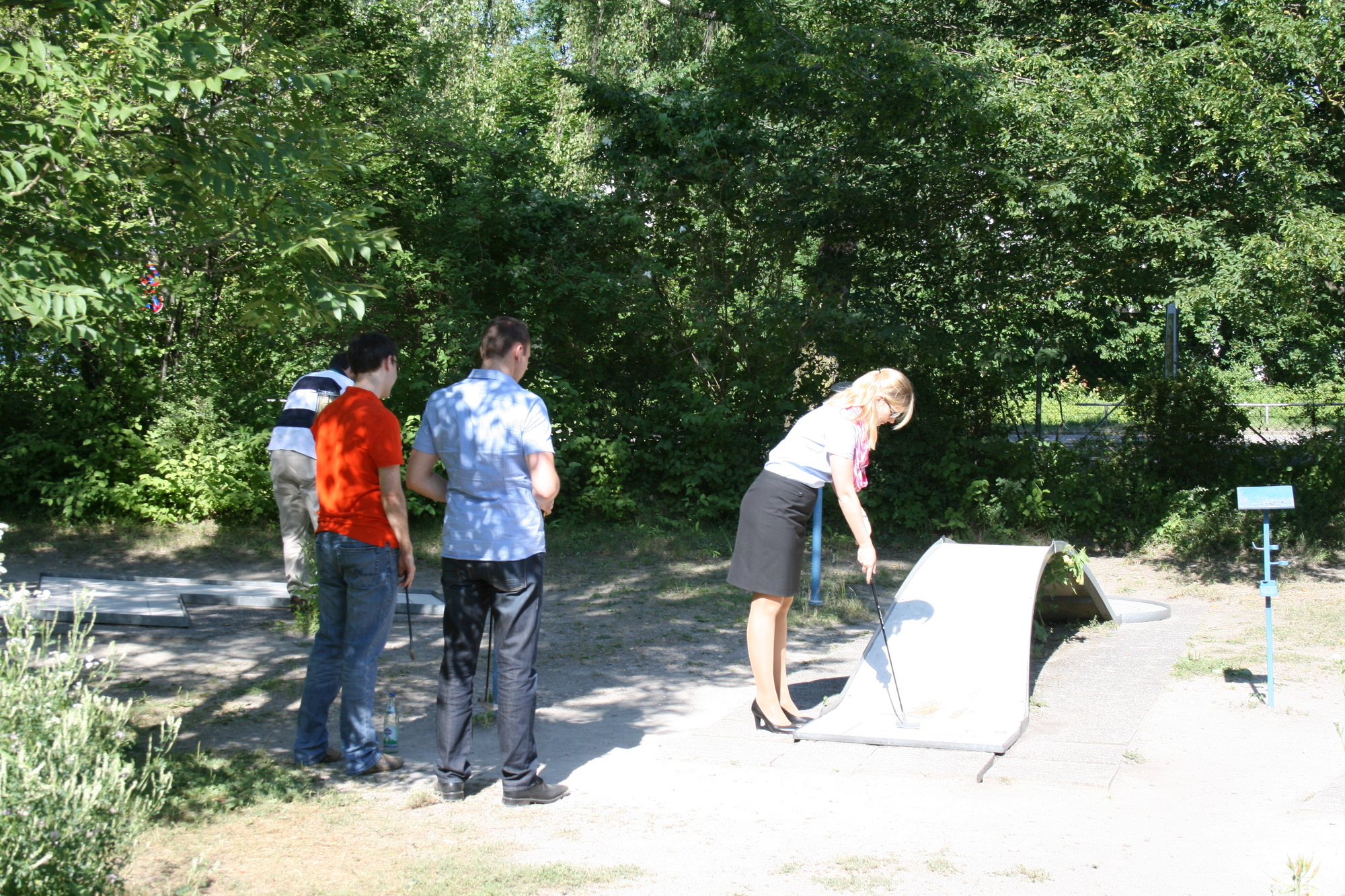 Zwischen Minigolf und Köstlichkeiten vom Grill kam das Netzwerken beim A³ Sommerfest nicht zu kurz. Fotos: B4B SCHWABEN