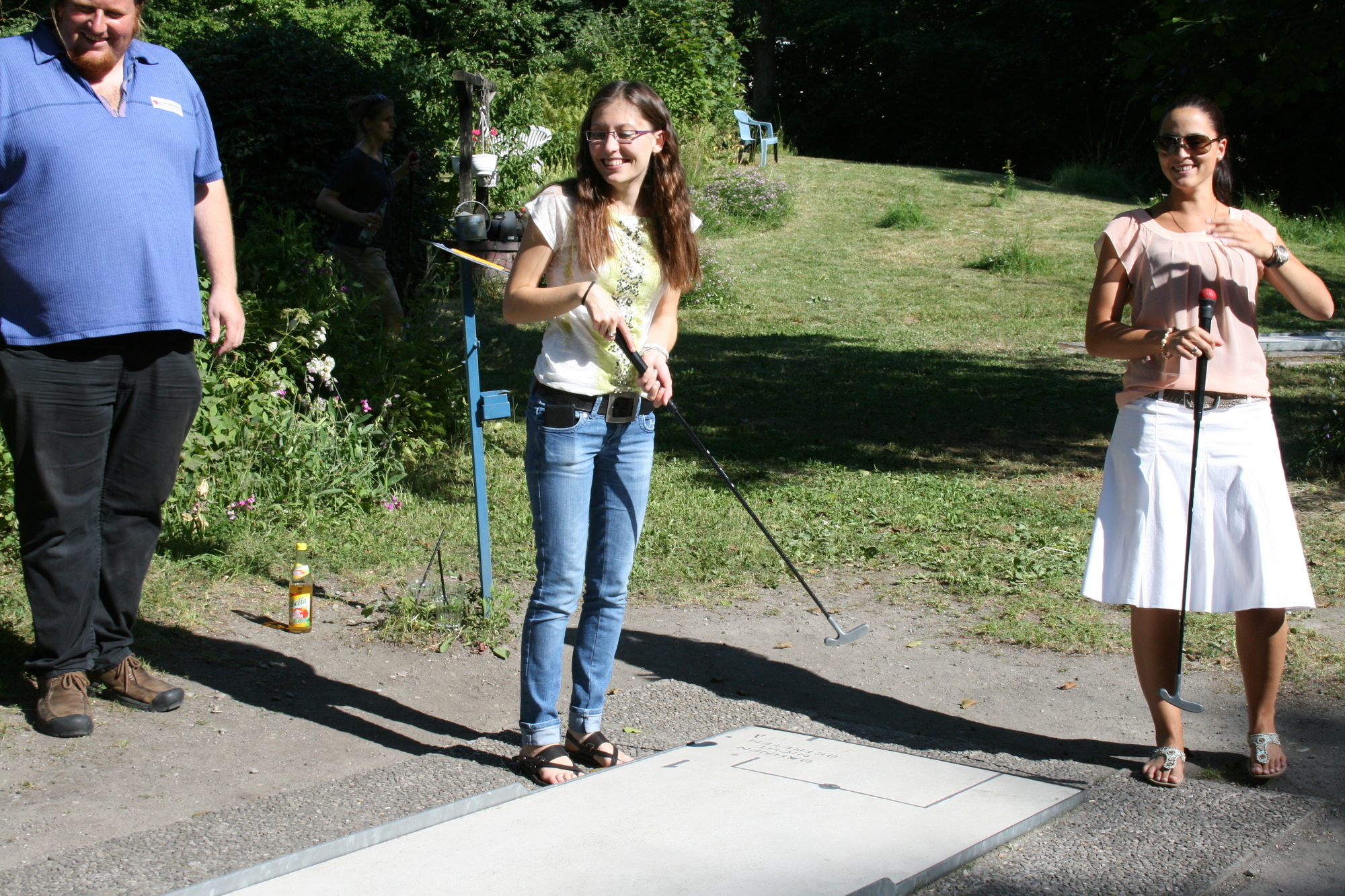 Zwischen Minigolf und Köstlichkeiten vom Grill kam das Netzwerken beim A³ Sommerfest nicht zu kurz. Fotos: B4B SCHWABEN