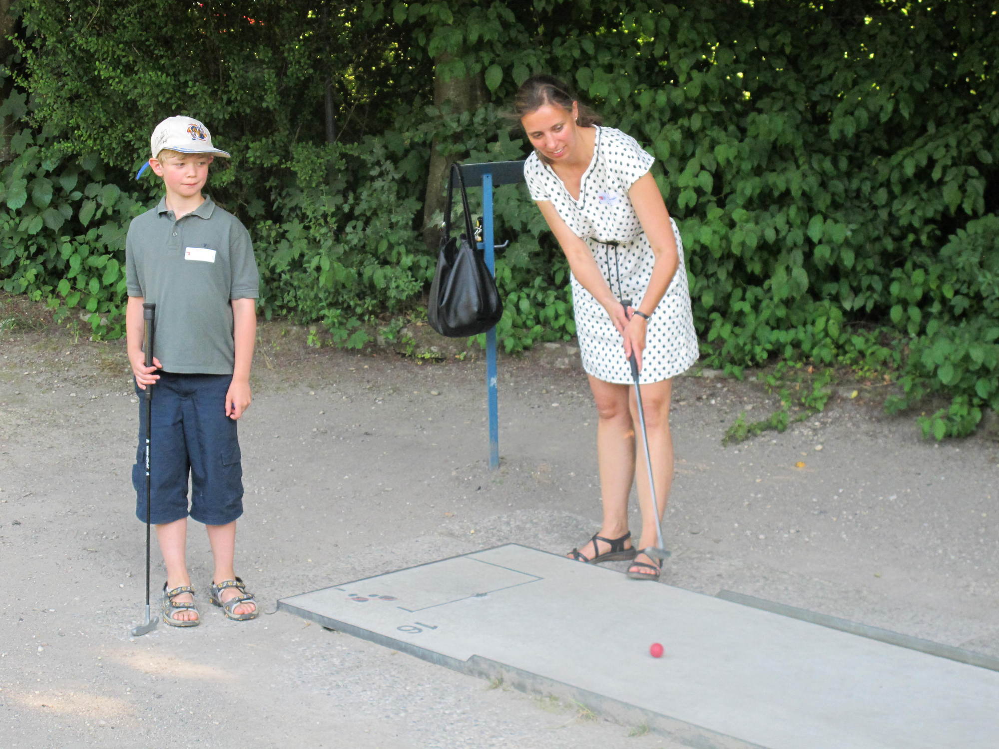 Zwischen Minigolf und Köstlichkeiten vom Grill kam das Netzwerken beim A³ Sommerfest nicht zu kurz. Fotos: B4B SCHWABEN