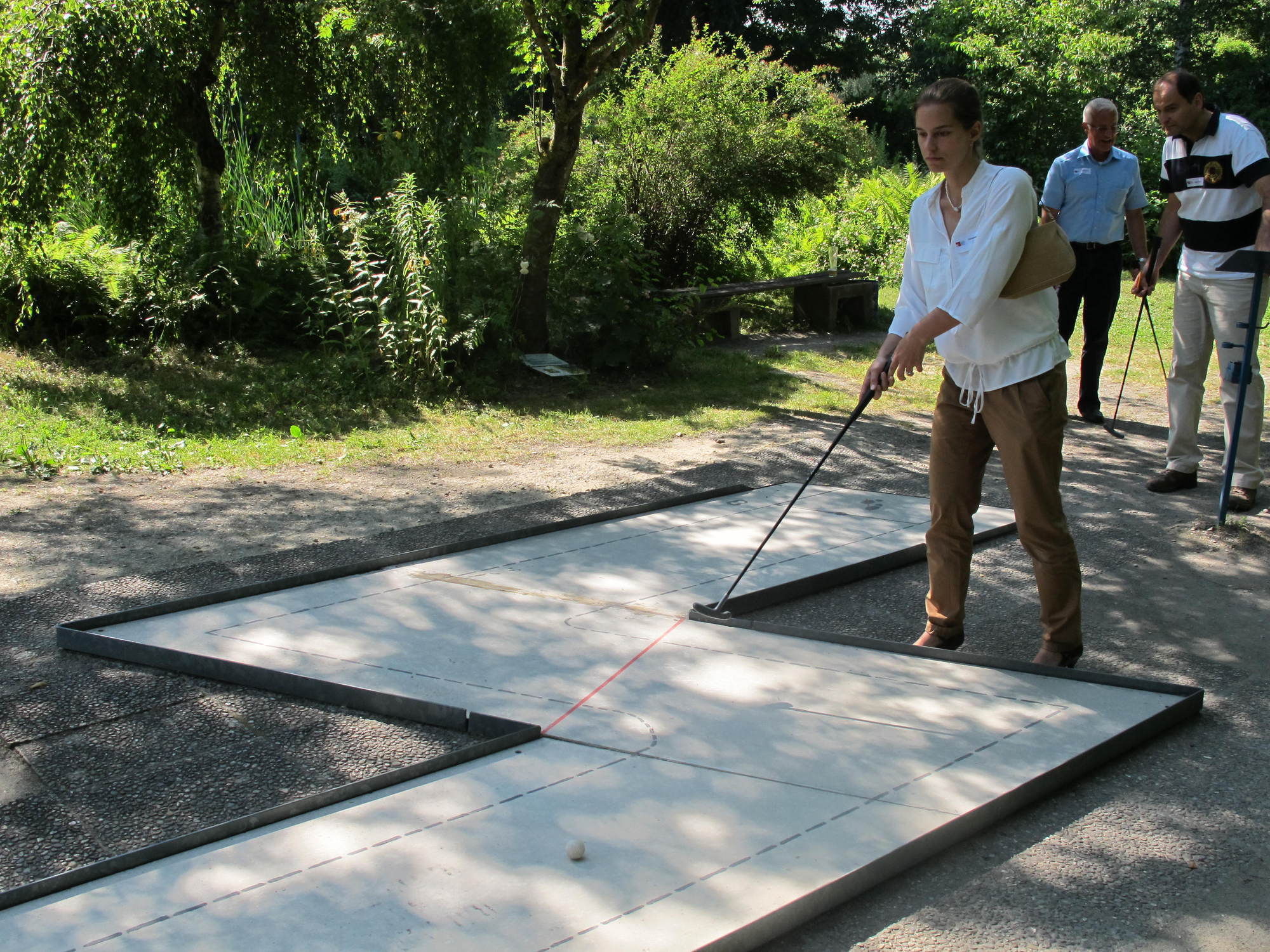 Zwischen Minigolf und Köstlichkeiten vom Grill kam das Netzwerken beim A³ Sommerfest nicht zu kurz. Fotos: B4B SCHWABEN
