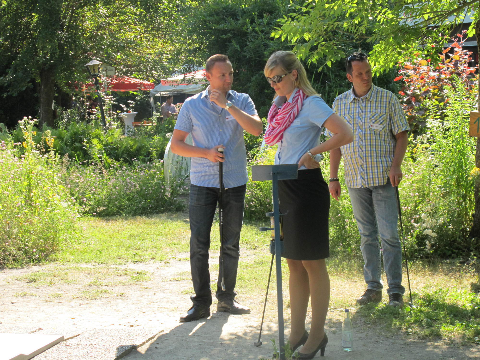 Zwischen Minigolf und Köstlichkeiten vom Grill kam das Netzwerken beim A³ Sommerfest nicht zu kurz. Fotos: B4B SCHWABEN