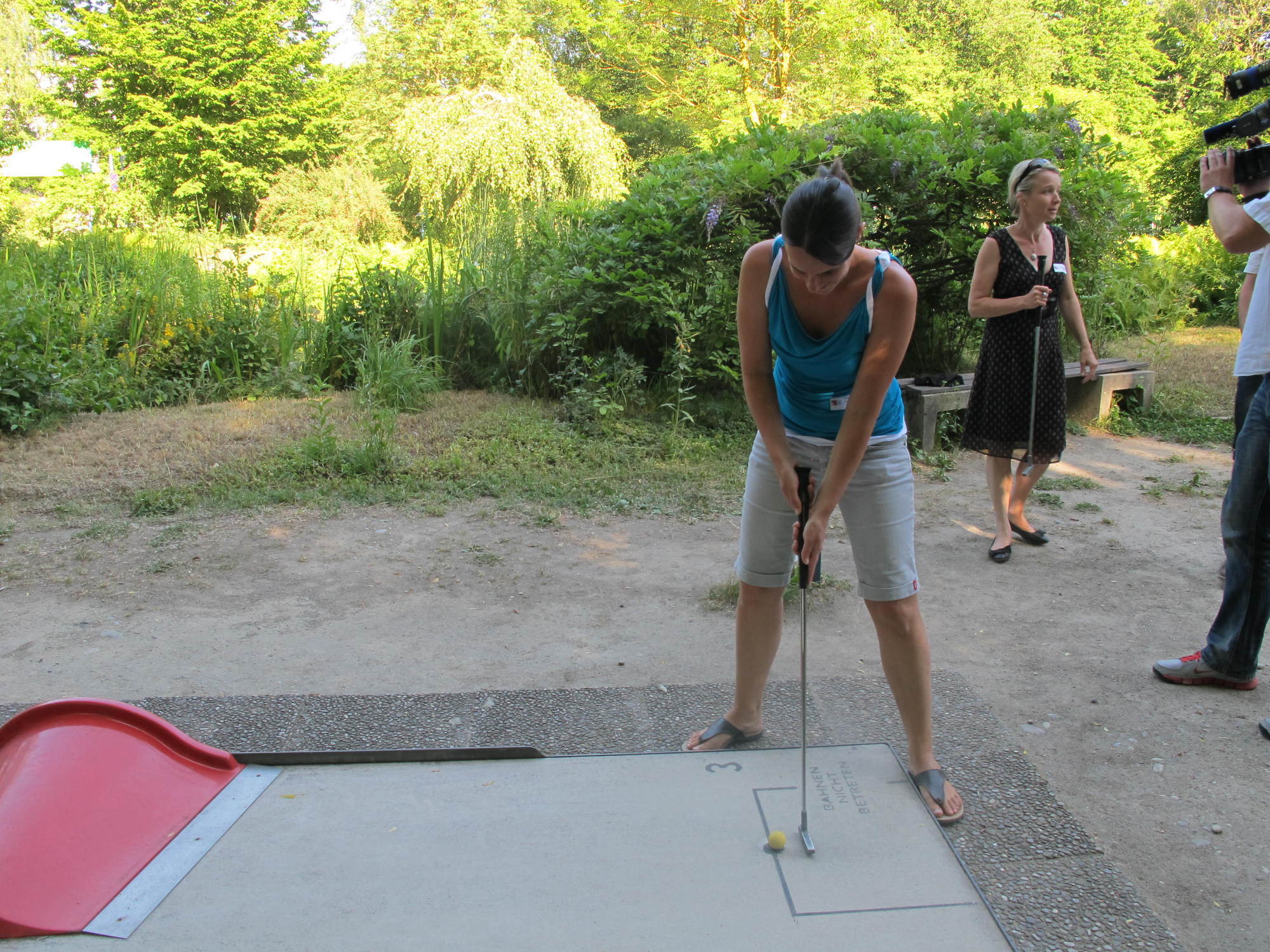 Zwischen Minigolf und Köstlichkeiten vom Grill kam das Netzwerken beim A³ Sommerfest nicht zu kurz. Fotos: B4B SCHWABEN