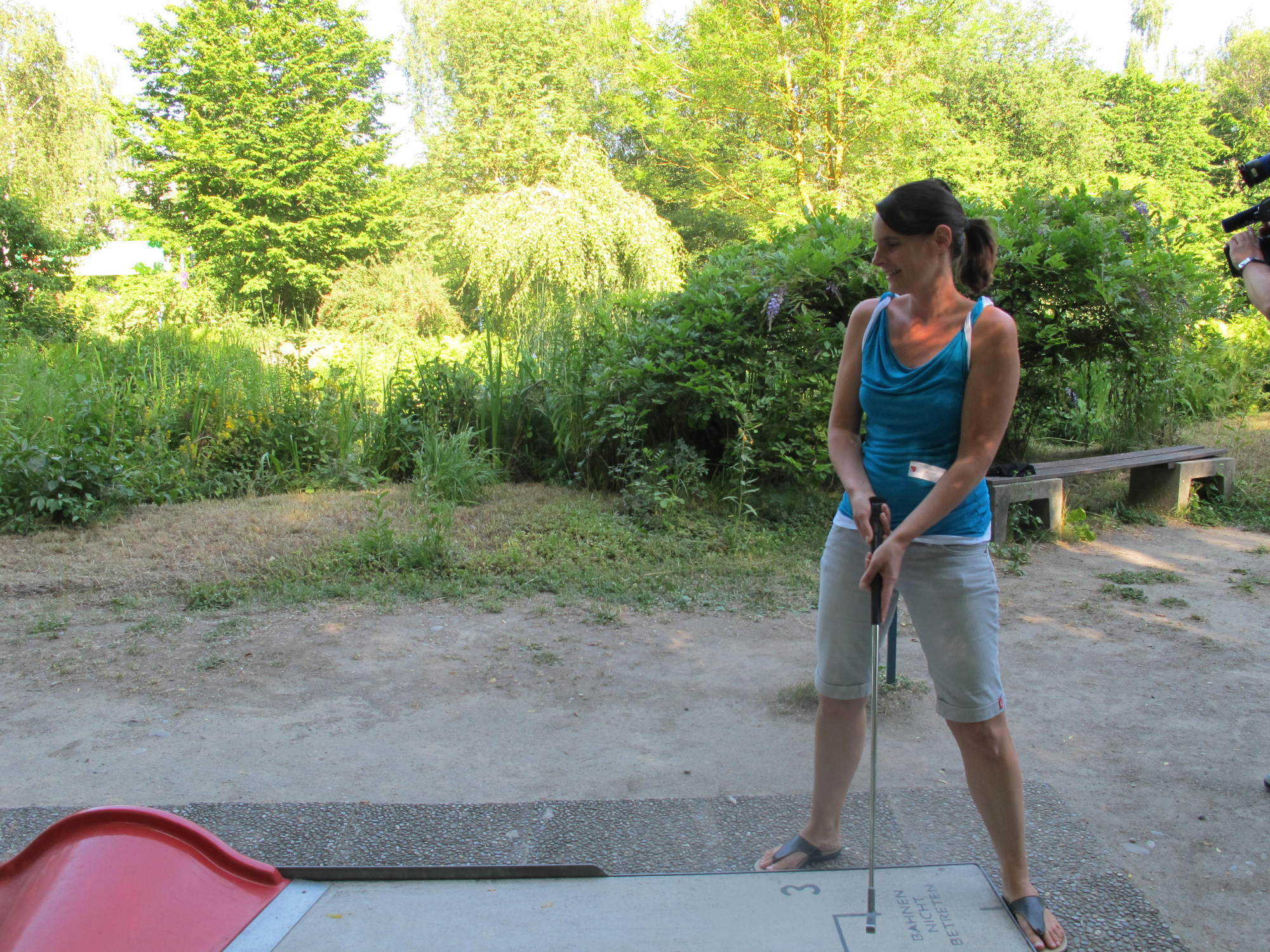Zwischen Minigolf und Köstlichkeiten vom Grill kam das Netzwerken beim A³ Sommerfest nicht zu kurz. Fotos: B4B SCHWABEN