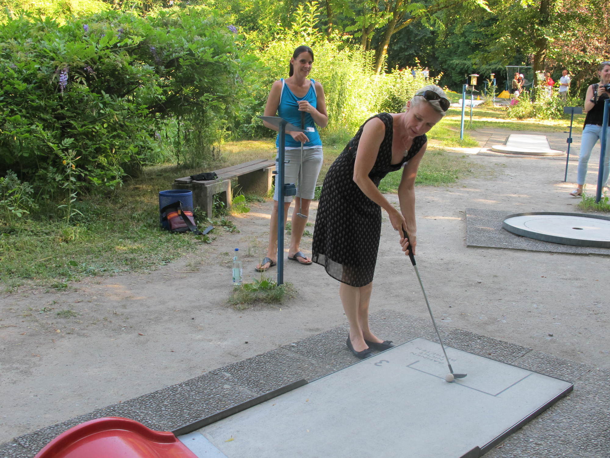 Zwischen Minigolf und Köstlichkeiten vom Grill kam das Netzwerken beim A³ Sommerfest nicht zu kurz. Fotos: B4B SCHWABEN