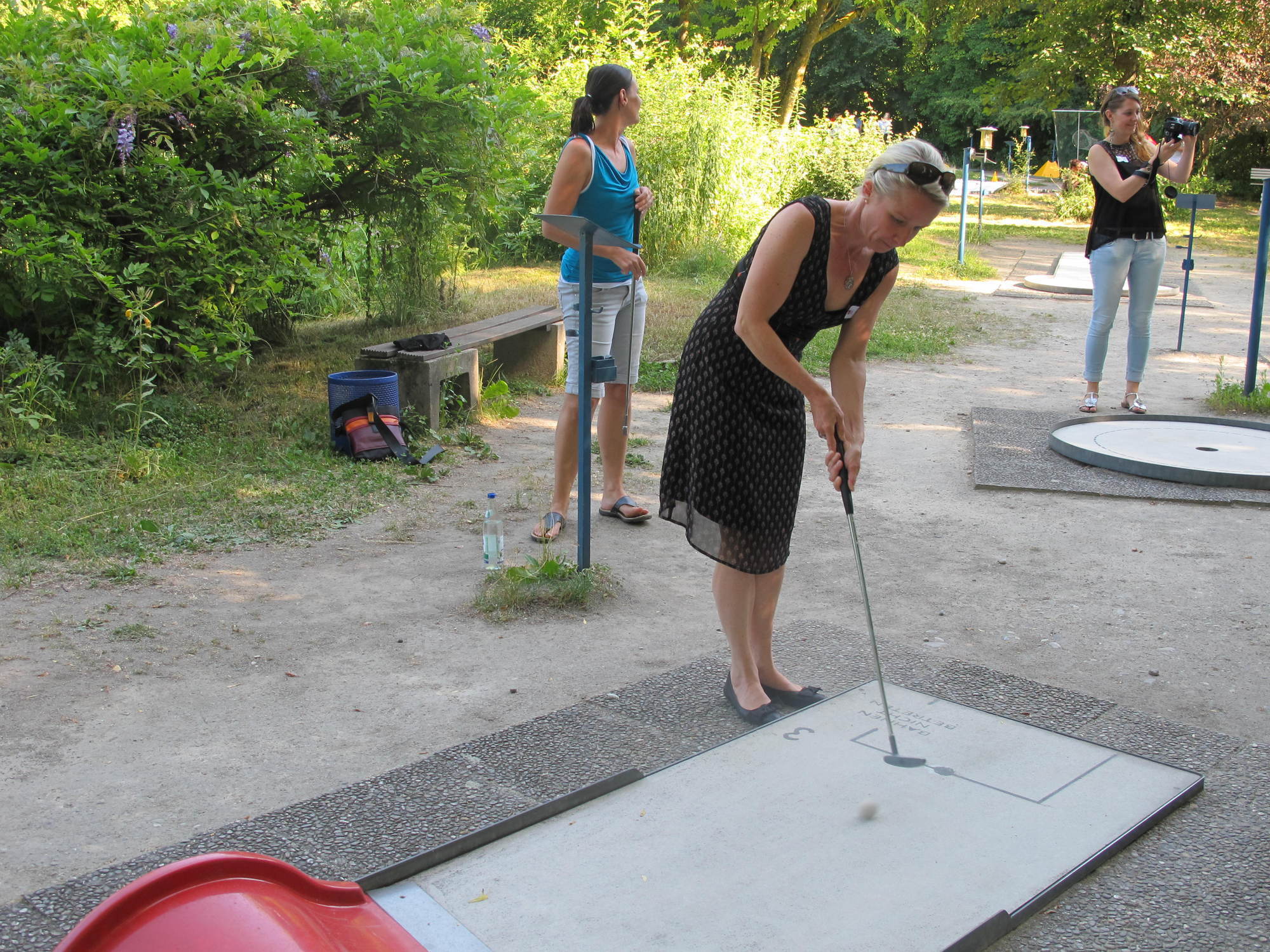 Zwischen Minigolf und Köstlichkeiten vom Grill kam das Netzwerken beim A³ Sommerfest nicht zu kurz. Fotos: B4B SCHWABEN