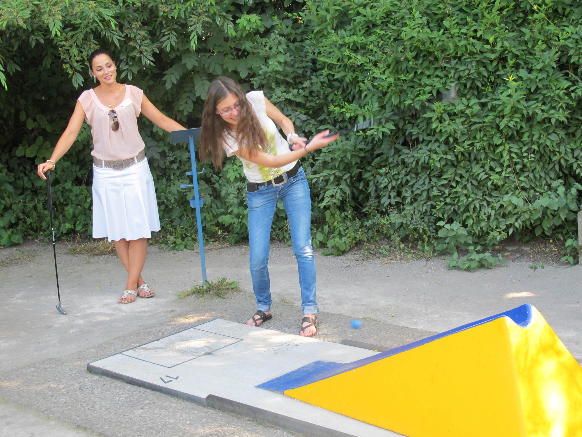 Zwischen Minigolf und Köstlichkeiten vom Grill kam das Netzwerken beim A³ Sommerfest nicht zu kurz. Fotos: B4B SCHWABEN