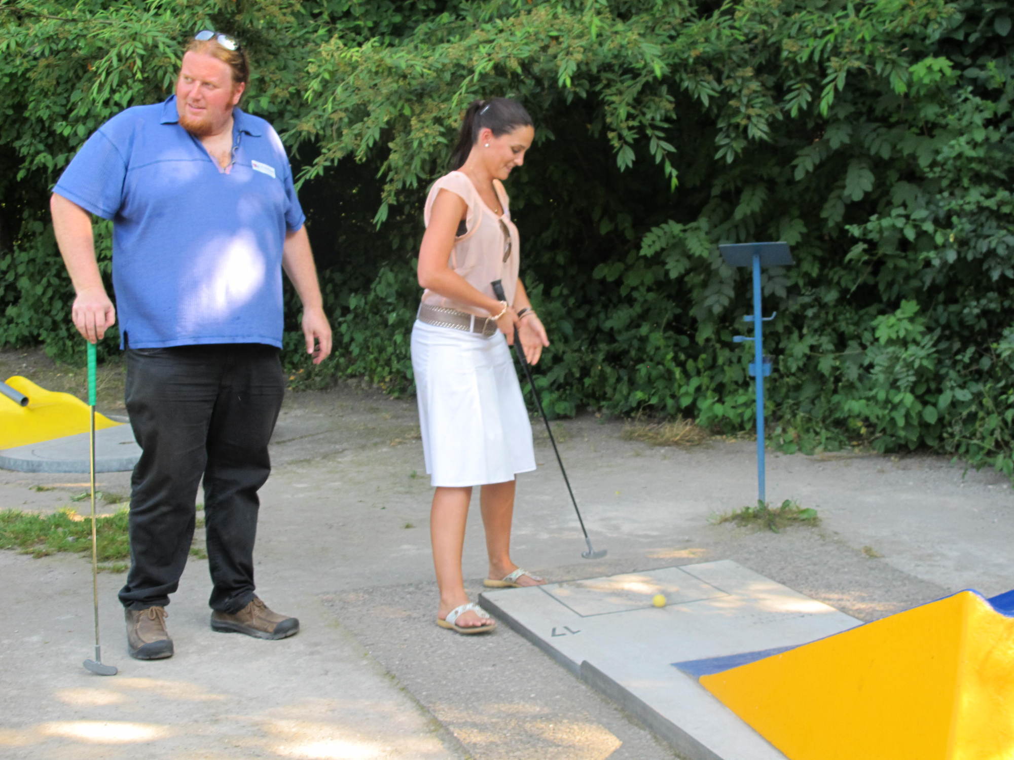 Zwischen Minigolf und Köstlichkeiten vom Grill kam das Netzwerken beim A³ Sommerfest nicht zu kurz. Fotos: B4B SCHWABEN