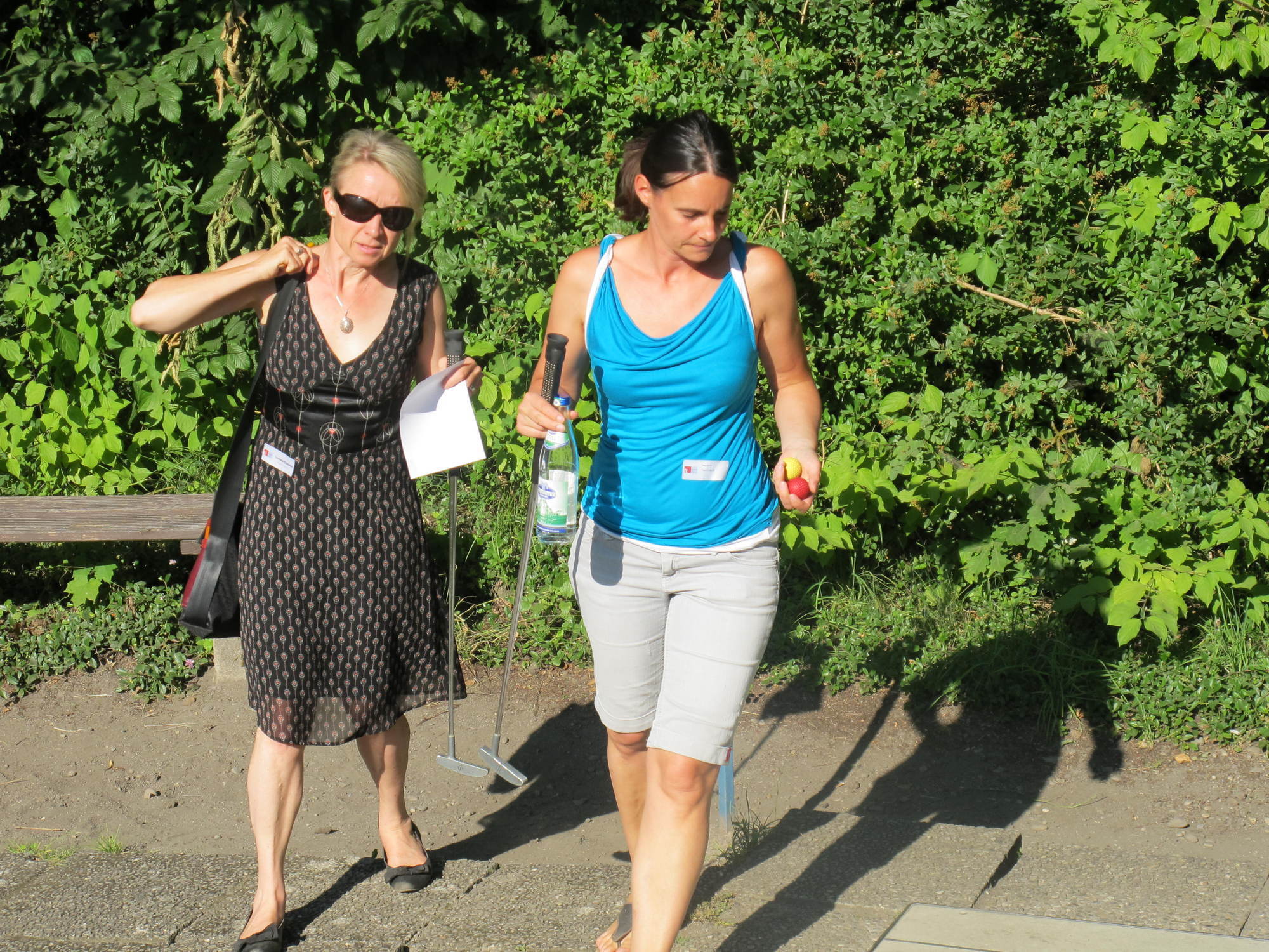 Zwischen Minigolf und Köstlichkeiten vom Grill kam das Netzwerken beim A³ Sommerfest nicht zu kurz. Fotos: B4B SCHWABEN