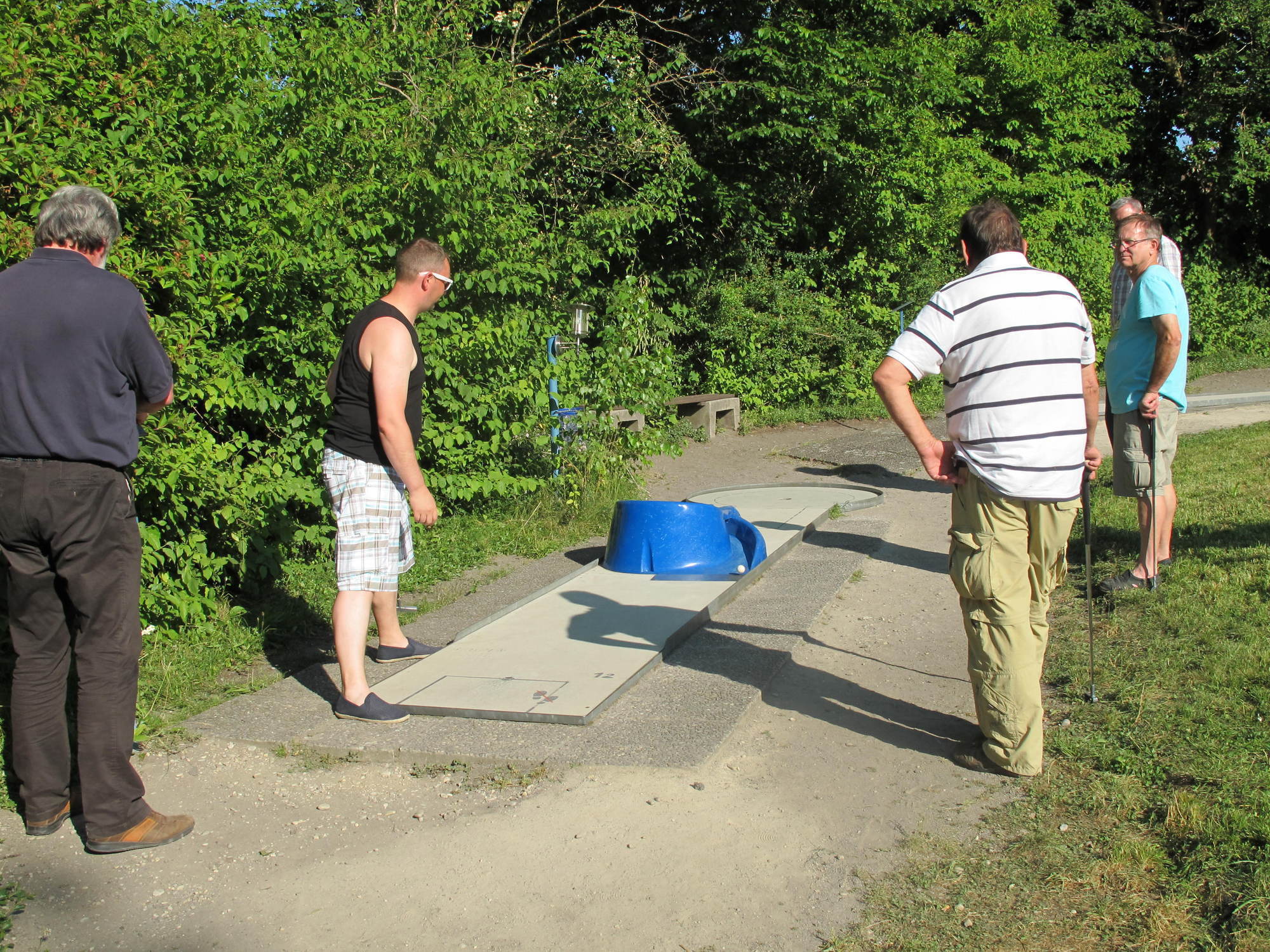 Zwischen Minigolf und Köstlichkeiten vom Grill kam das Netzwerken beim A³ Sommerfest nicht zu kurz. Fotos: B4B SCHWABEN