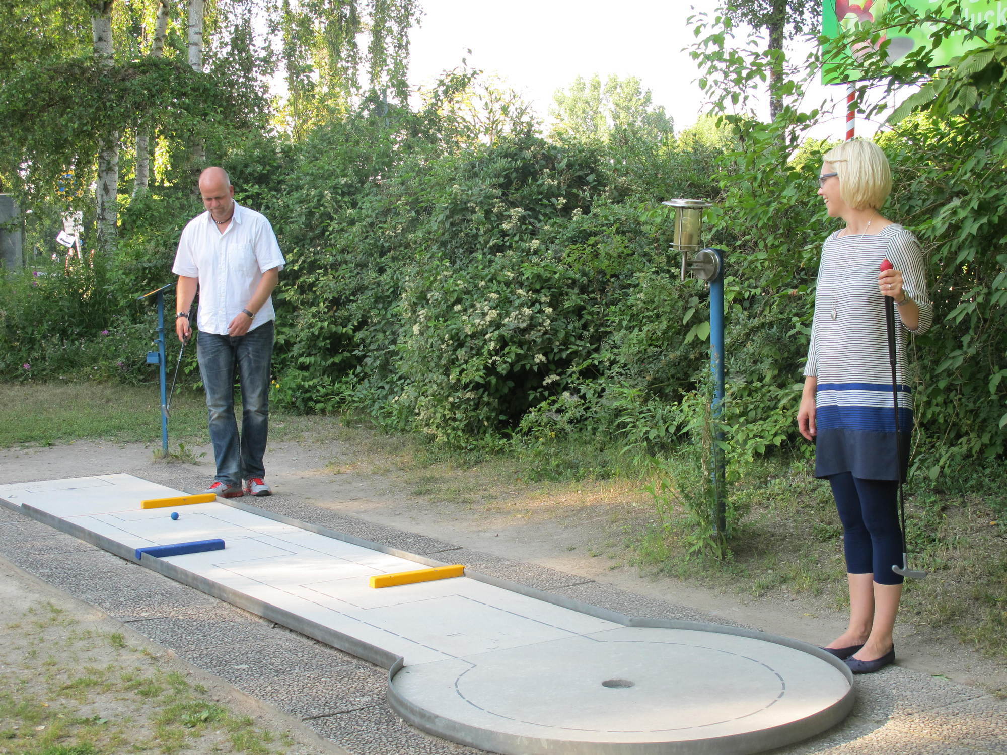 Zwischen Minigolf und Köstlichkeiten vom Grill kam das Netzwerken beim A³ Sommerfest nicht zu kurz. Fotos: B4B SCHWABEN