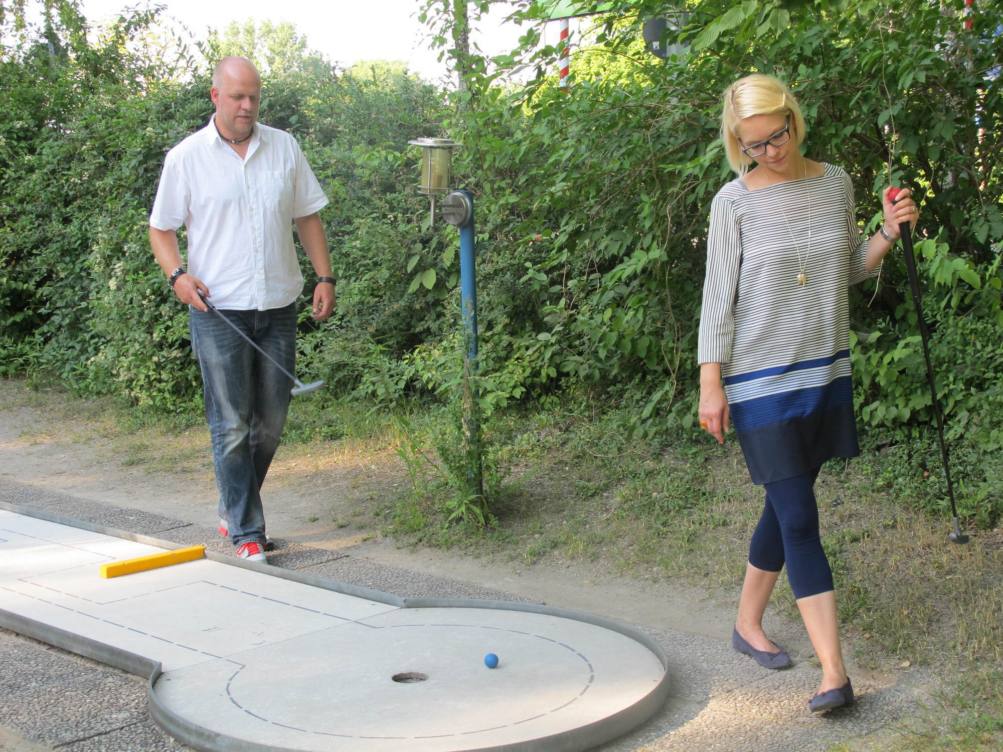 Zwischen Minigolf und Köstlichkeiten vom Grill kam das Netzwerken beim A³ Sommerfest nicht zu kurz. Fotos: B4B SCHWABEN