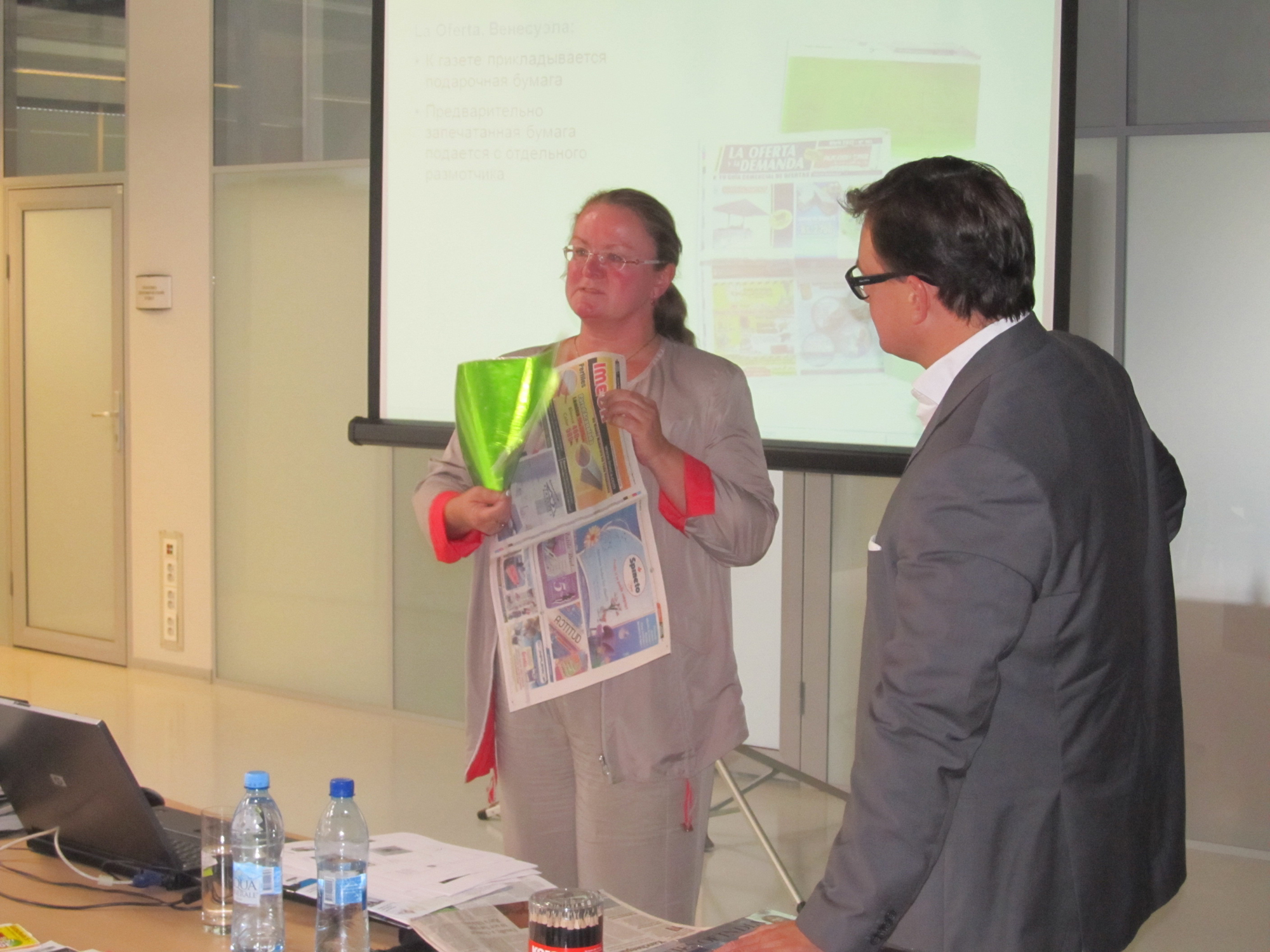 Sabine Sirach, Produktmarketing Zeitung, stellt kreative Zeitungsanwendungen vor © manroland web systems