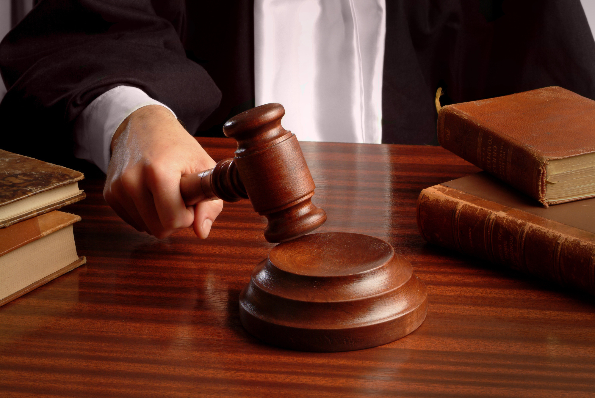 Im Nahmen des Volkes - Dr. Münzenberg tritt offiziell die Nachfolge der verstorbenen Dr. Neumann an, Foto: Fotolia DL