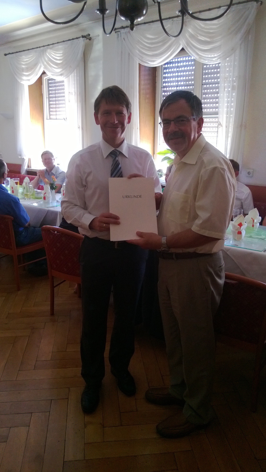 Landrat Stefan Rößle (l.) verabschiedet Regierungsdirektor Heinz Lehndorfer in den Ruhestand, Foto: LRA Donau-Ries