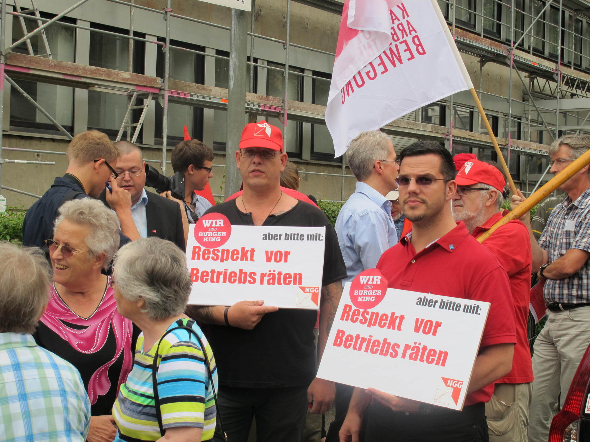 Die Demonstranten fordern Recht für den Betriebsrat. Fotos: B4B SCHWABEN