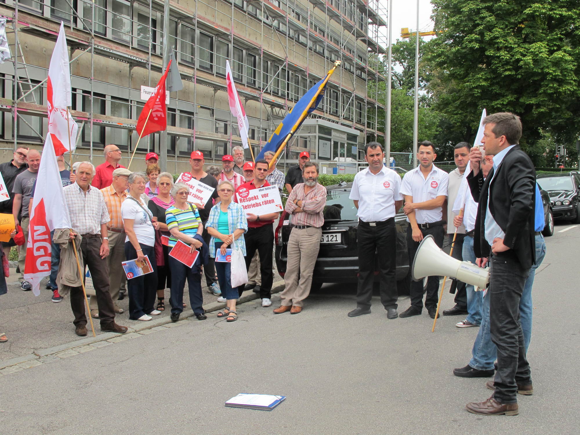 Demonstranten fordern Recht für den Betriebsrat. Foto: B4B SCHWABEN
