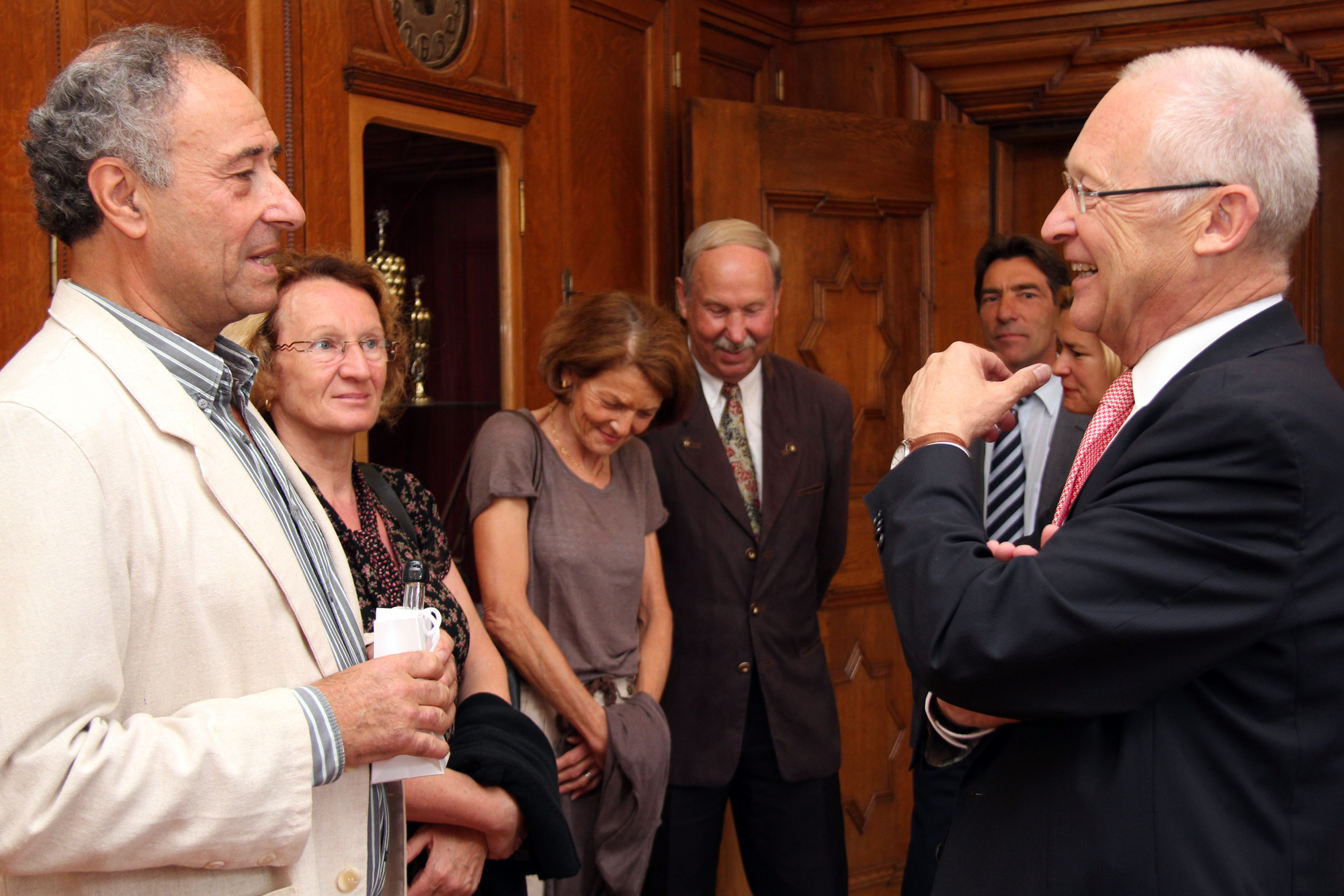 Hervé Garlet (li.) daneben Gattin Chantal besuchten Oberbürgermeister Dr. Ivo Holzinger (re.) im Memminger Rathaus. Foto: Häfele
