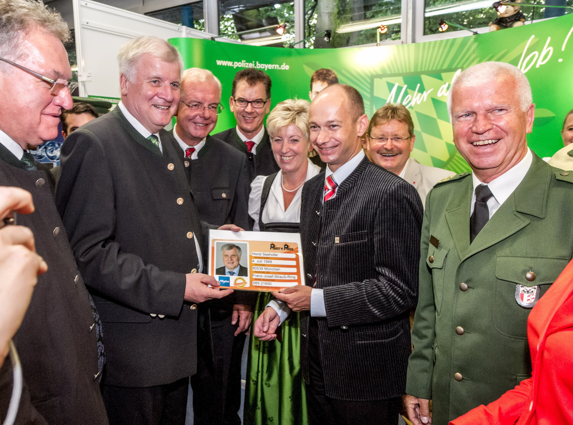 Nun kann sich Seehofer in die Feierszene des Allgäus stürzen - Der Partypass ist für Minderjährige gedacht, Foto: Landratsamt Li