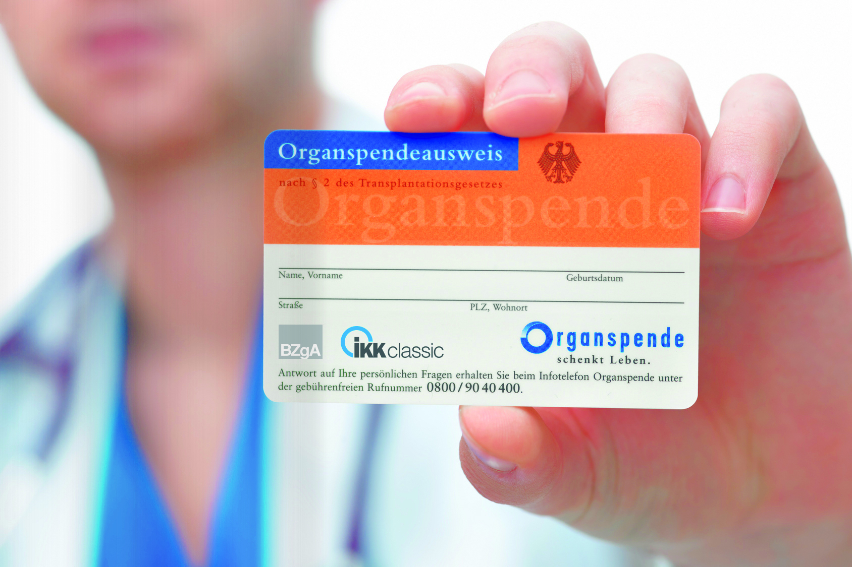 Die IKK classic kommt dem abgeänderten Transplantationsgesetz nach und verschickt Organspendeausweise, Foto: IKK classic