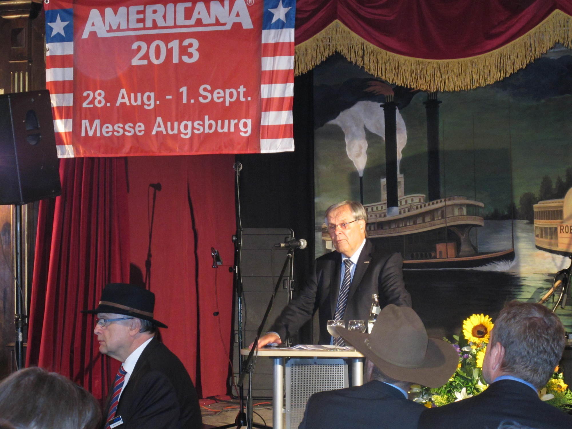 Trotz der lockeren Atmosphäre auf der AMERICANA 2013 spielt auch die Wirtschaft eine wichtige Rolle. Fotos: B4BSCHWABEN