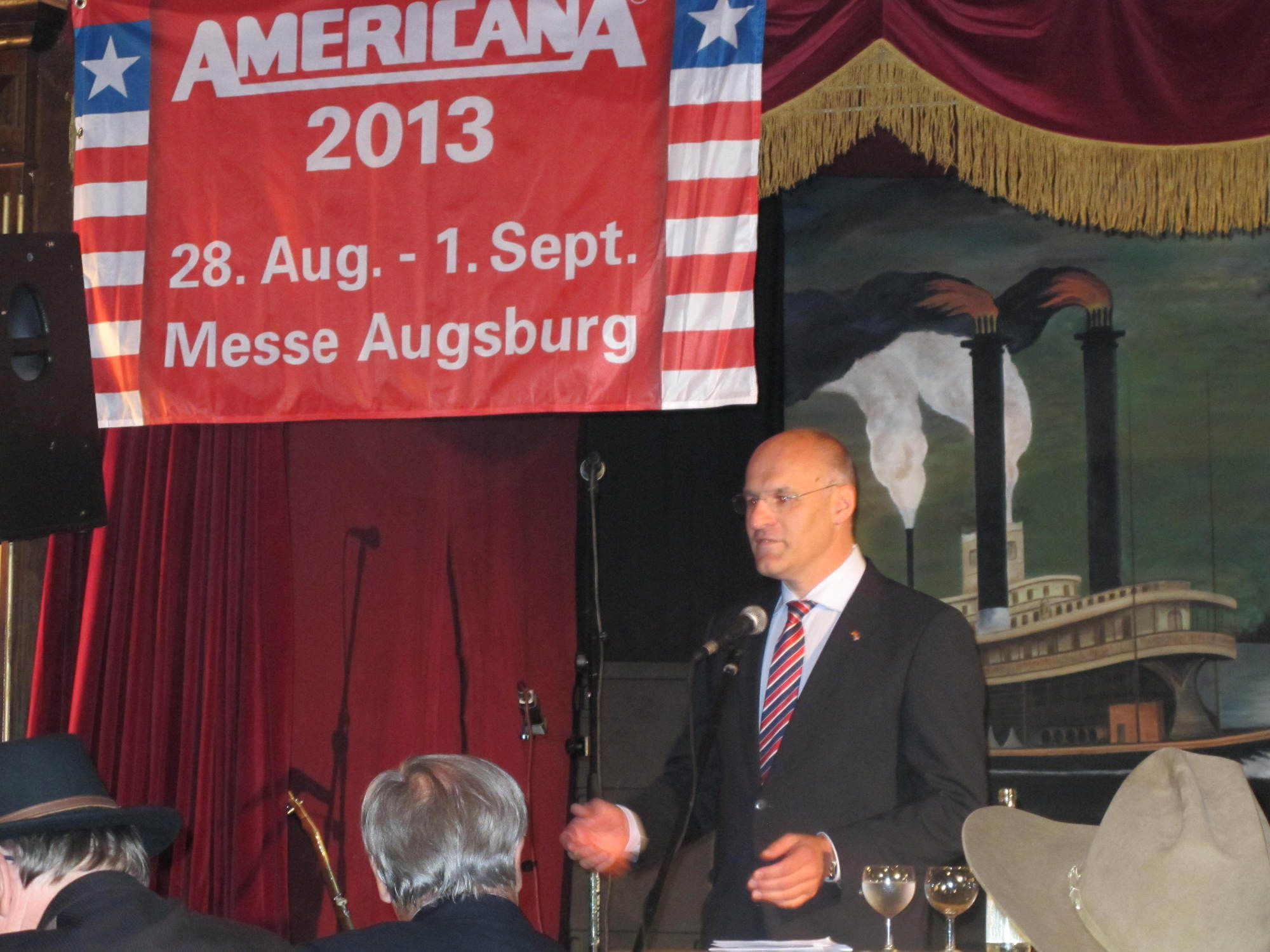 Trotz der lockeren Atmosphäre auf der AMERICANA 2013 spielt auch die Wirtschaft eine wichtige Rolle. Fotos: B4BSCHWABEN