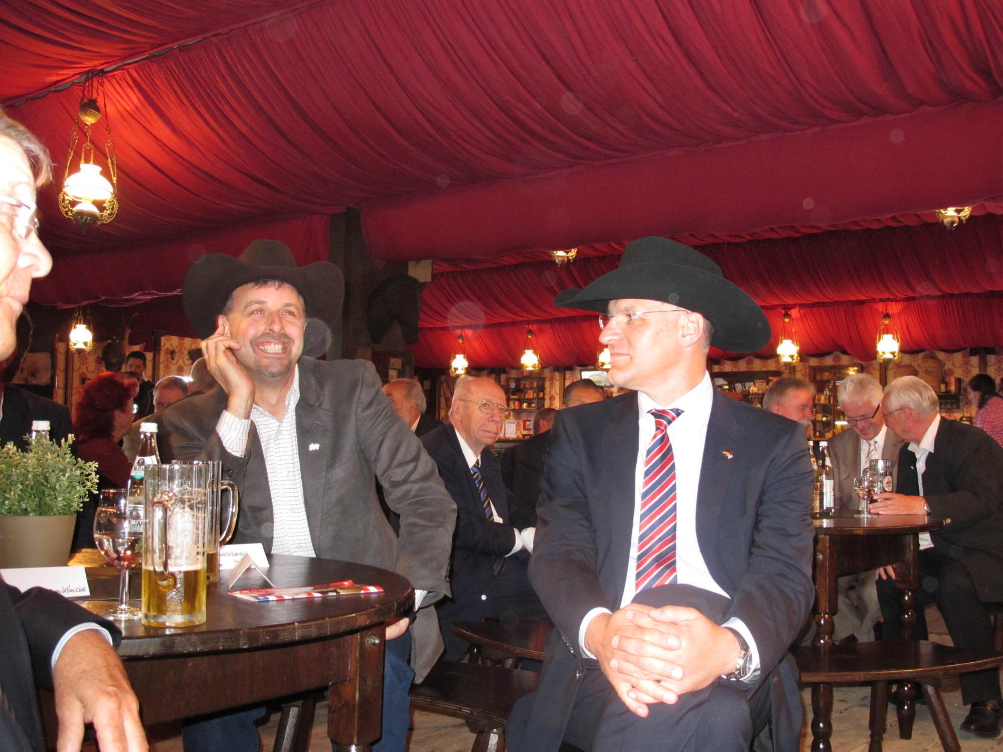 Trotz der lockeren Atmosphäre auf der AMERICANA 2013 spielt auch die Wirtschaft eine wichtige Rolle. Fotos: B4BSCHWABEN