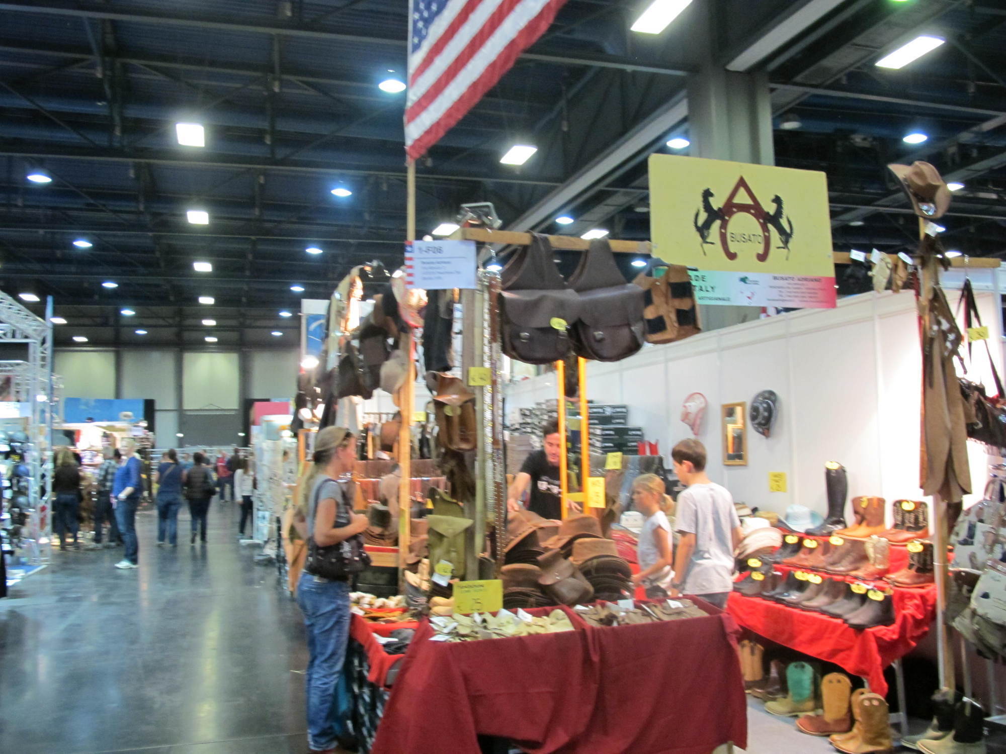 Trotz der lockeren Atmosphäre auf der AMERICANA 2013 spielt auch die Wirtschaft eine wichtige Rolle. Fotos: B4BSCHWABEN