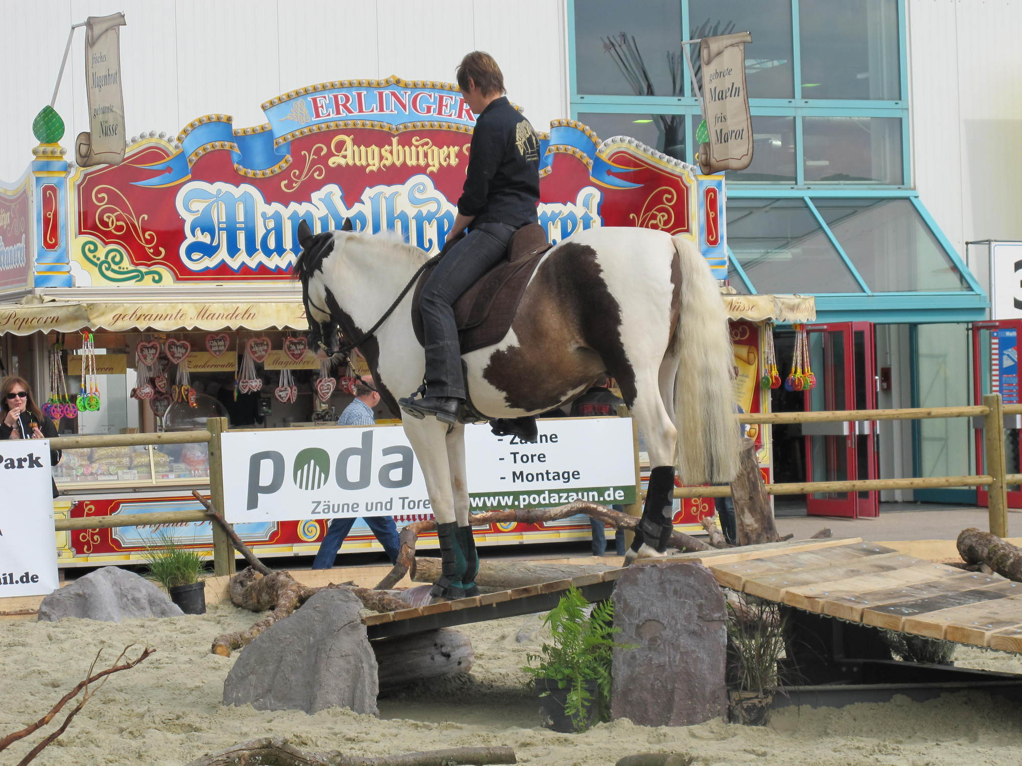 Trotz der lockeren Atmosphäre auf der AMERICANA 2013 spielt auch die Wirtschaft eine wichtige Rolle. Fotos: B4BSCHWABEN