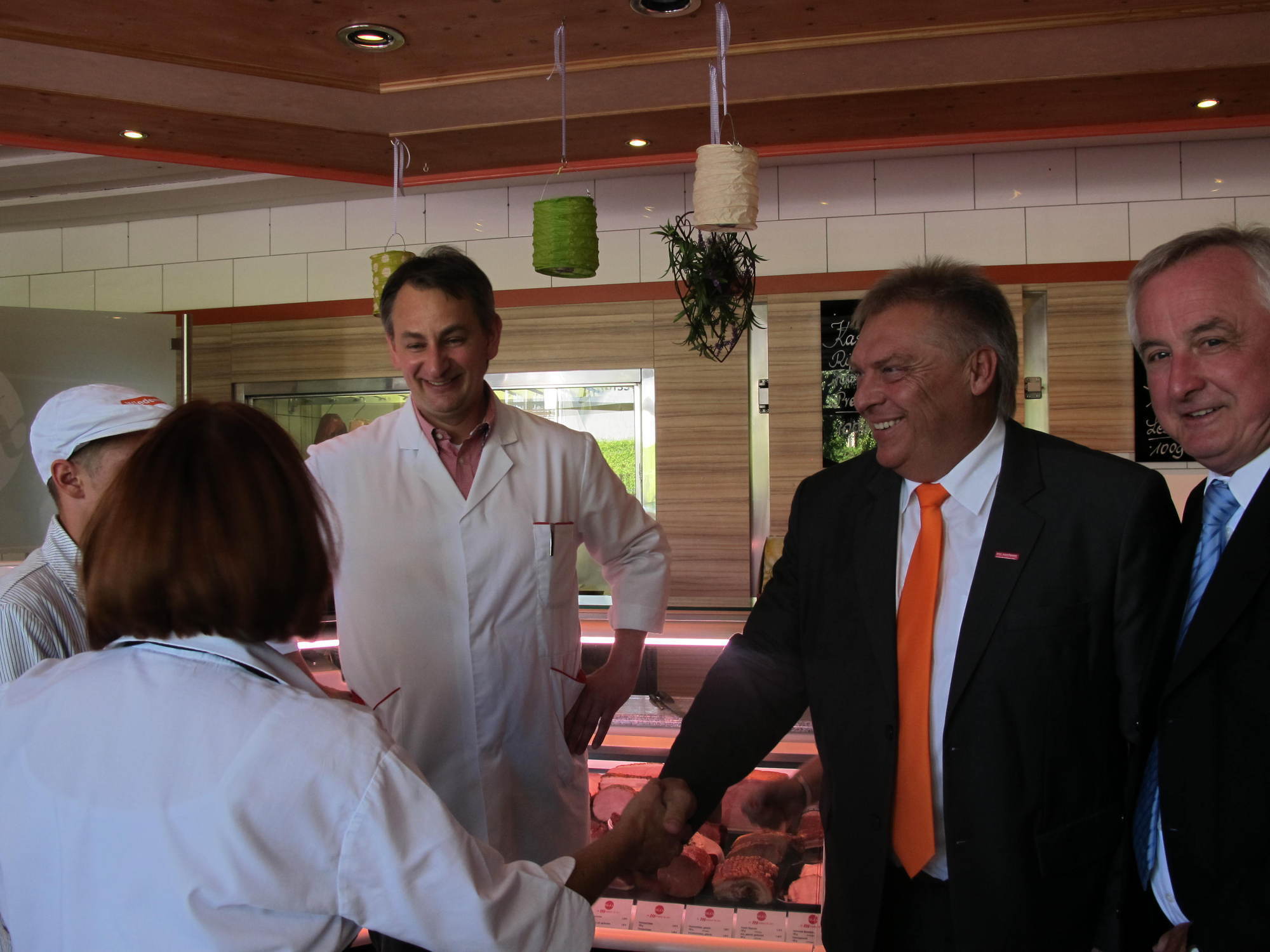 Reichert und Scheufele zu Besuch in der Metzgerei Happacher. Fotos: B4BSCHWABEN