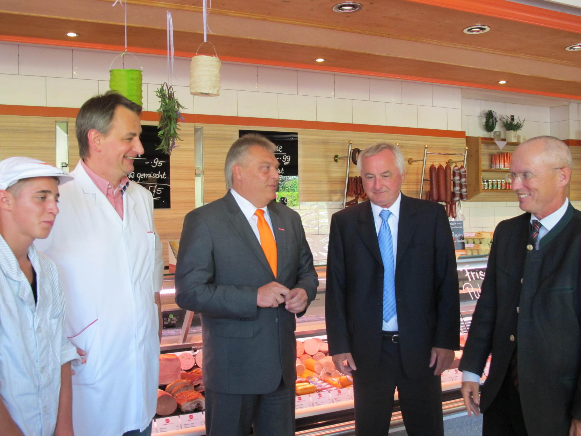 Reichert und Scheufele zu Besuch in der Metzgerei Happacher. Fotos: B4BSCHWABEN