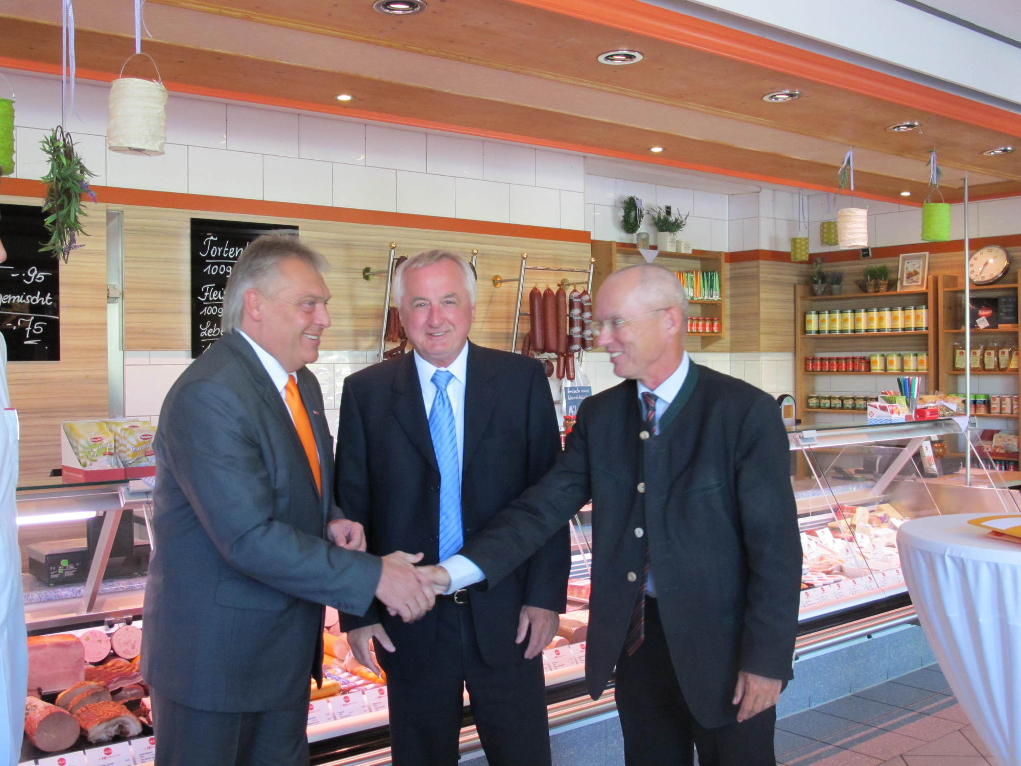 Reichert und Scheufele zu Besuch in der Metzgerei Happacher. Fotos: B4BSCHWABEN